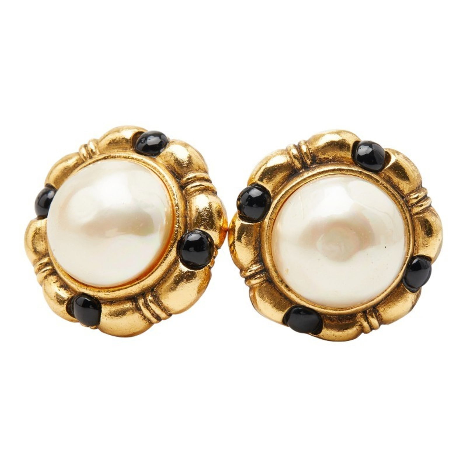Clip earrings gold plating by Chanel: Clip earrings gold plating by Chanel Clip earrings in gold plating by Chanel, featuring a classic design with subtle details. Traces of usage and minor scratches can be seen on the surface, but