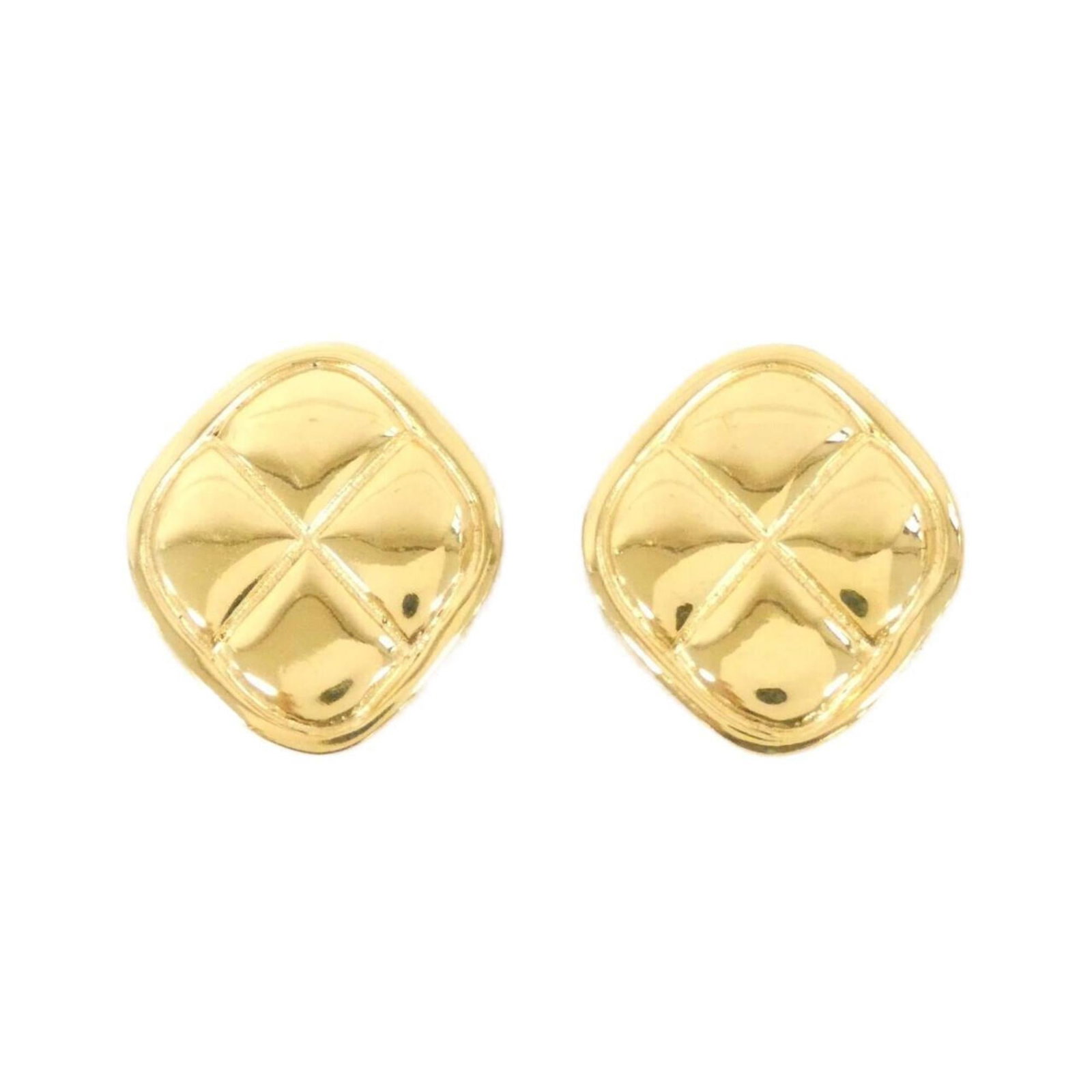 Chanel Clip Earrings: Chanel Clip Earrings Chanel Clip Earrings in Gold, featuring a classic design with a few traces of usage, some scratches / dirt visible but overall in very good condition. The earrings measure