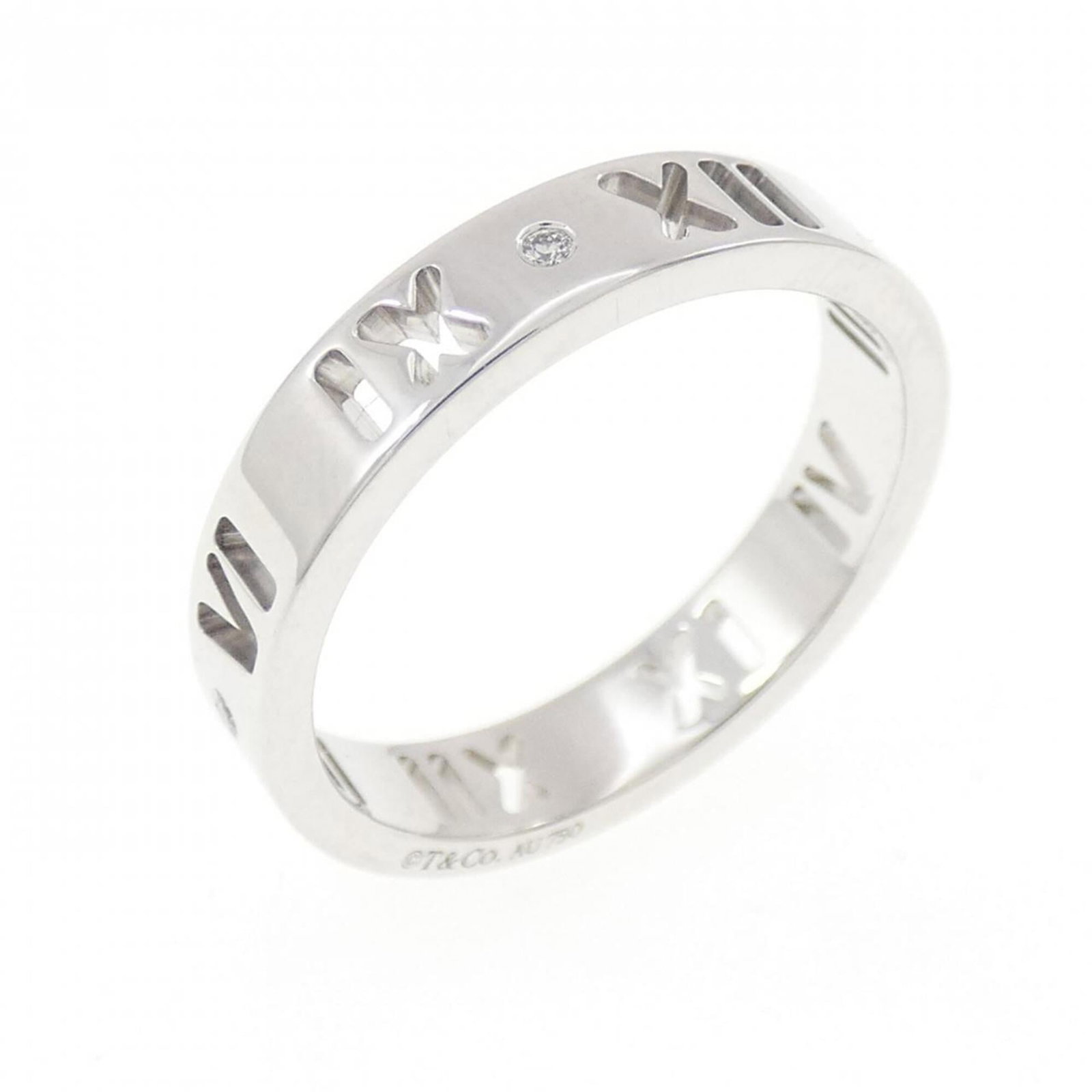 Tiffany Band Ring White Gold (18K): Tiffany Band Ring White Gold (18K) This Tiffany band ring in white gold (18K) boasts a sleek design, featuring a diamond stone. The item is made from high-quality white gold and has been carefully mai
