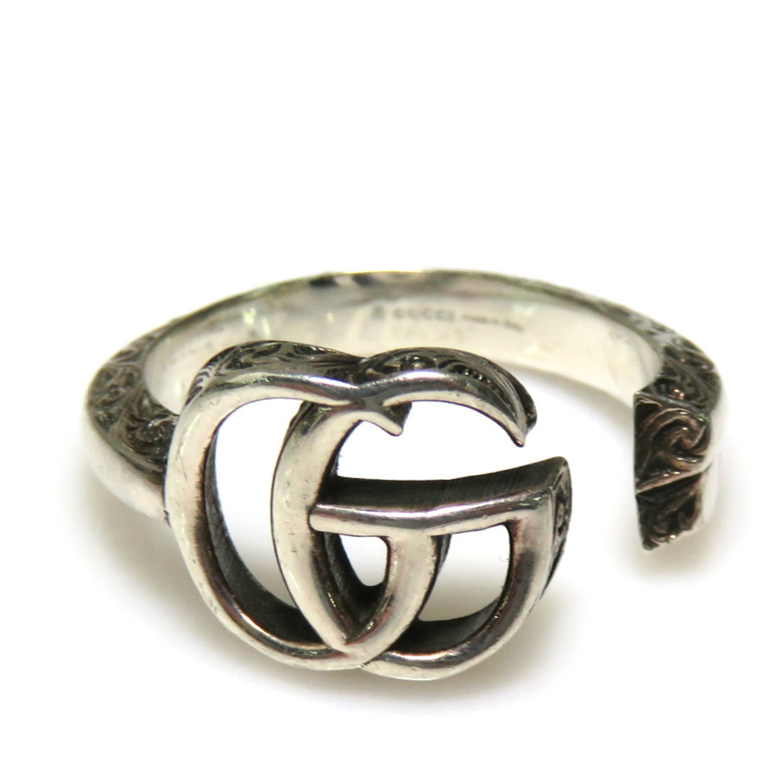 Gucci ring band silver 925: Gucci ring band silver 925 Silver band ring from Gucci, made from high-quality silver 925 material. The ring bears some scratches and minor dirt, but remains in very good condition overall. A few