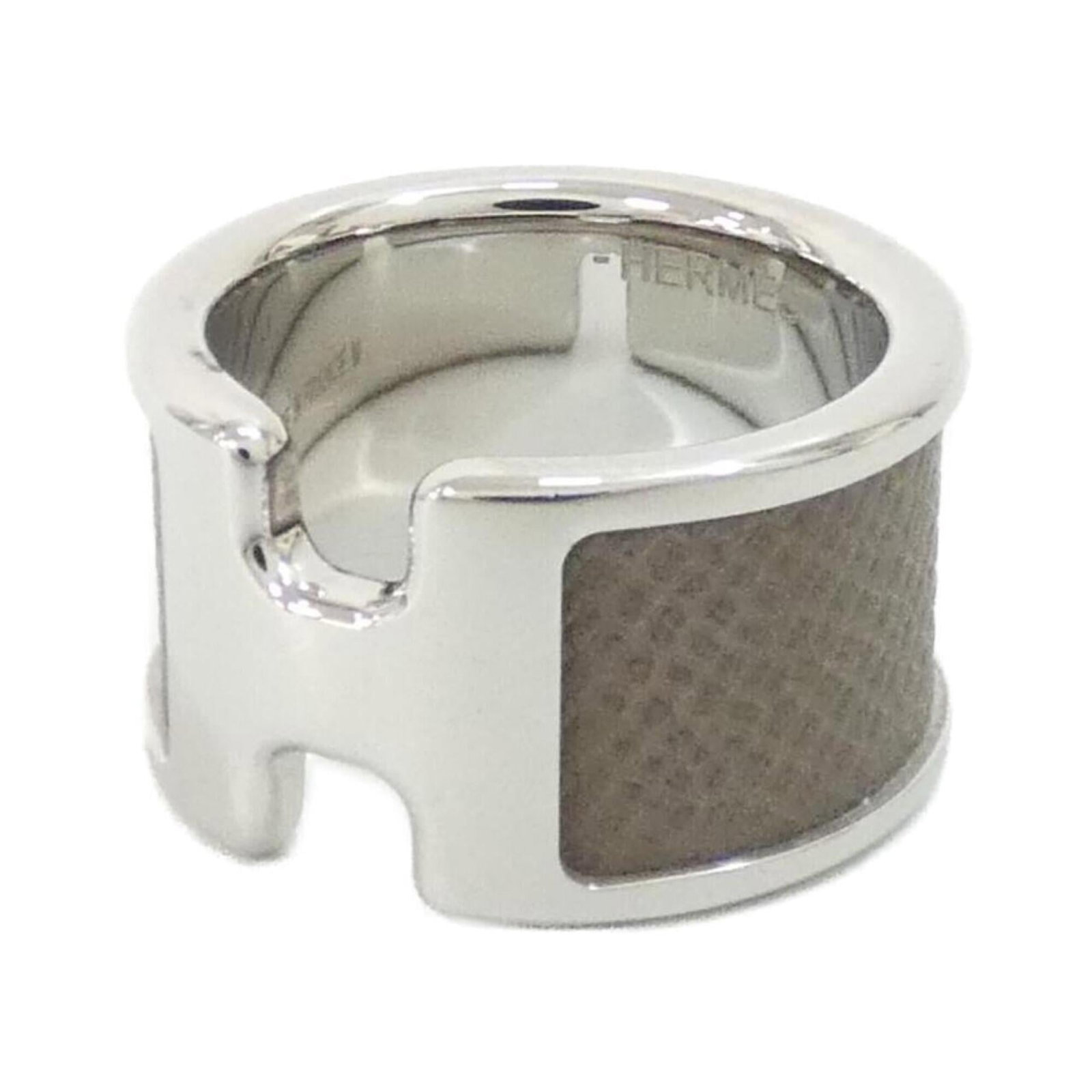 Ring Band Hermes: Ring Band Hermes Etoupe Gray Ring Band from Hermes, a versatile accessory for everyday wear. This used band ring features some minor scratches and dirt but remains in very good condition, showcasing