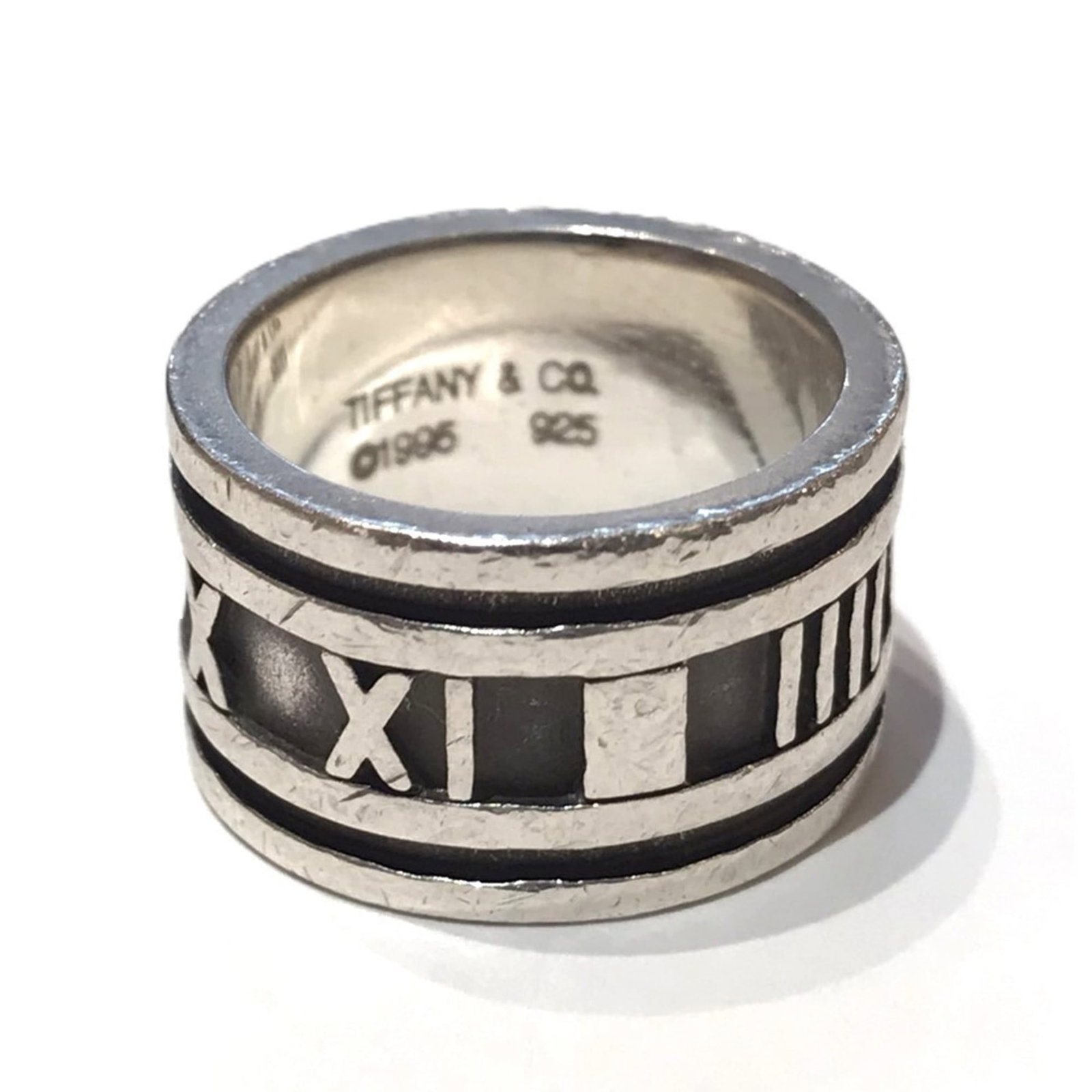 Tiffany Band Ring Silver 925: Tiffany Band Ring Silver 925 Silver band ring from Tiffany, made from high-quality silver 925 material. This used ring has visible traces of usage and minor damages/dirt, but remains in acceptable