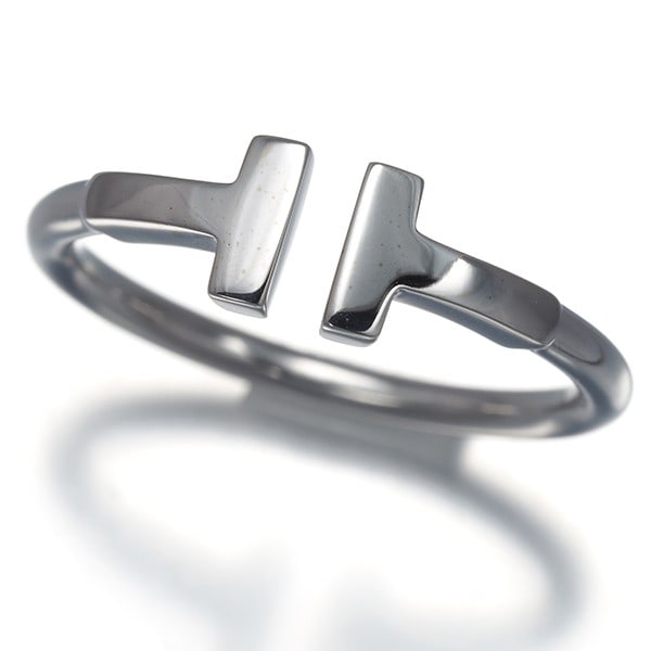 Tiffany&Co. Ring Tiffany T Wire Us5.5-5.75 18K 750 White Gold: Tiffany&Co. Ring Tiffany T Wire Us5.5-5.75 18K 750 White Gold Tiffany & Co.'s iconic Tiffany T Wire ring boasts an elegant design, crafted from 18k white gold. This timeless piece features a
