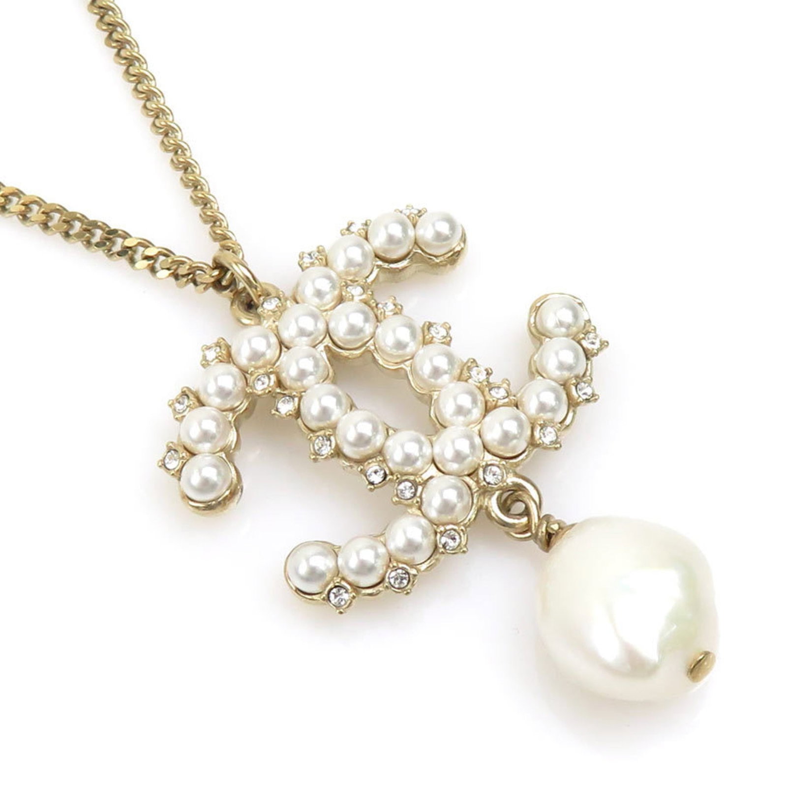 Women's metal necklace with gold pearls in white and Chanel: Women's metal necklace with gold pearls in white and Chanel Gold pearls in white and the iconic Chanel design make for a striking metal necklace. The 60 cm chain provides a comfortable fit, while the
