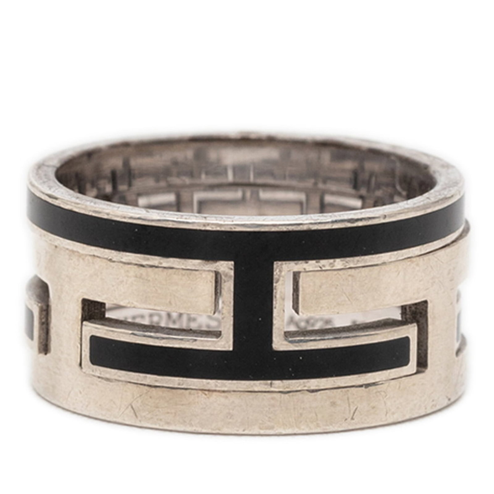 Ring Hermes Silver Band 925: Ring Hermes Silver Band 925 Silver band ring from Hermes, made from sterling silver (925), with a black finish. This used ring shows traces of usage and minor scratches/dirt, but remains in good