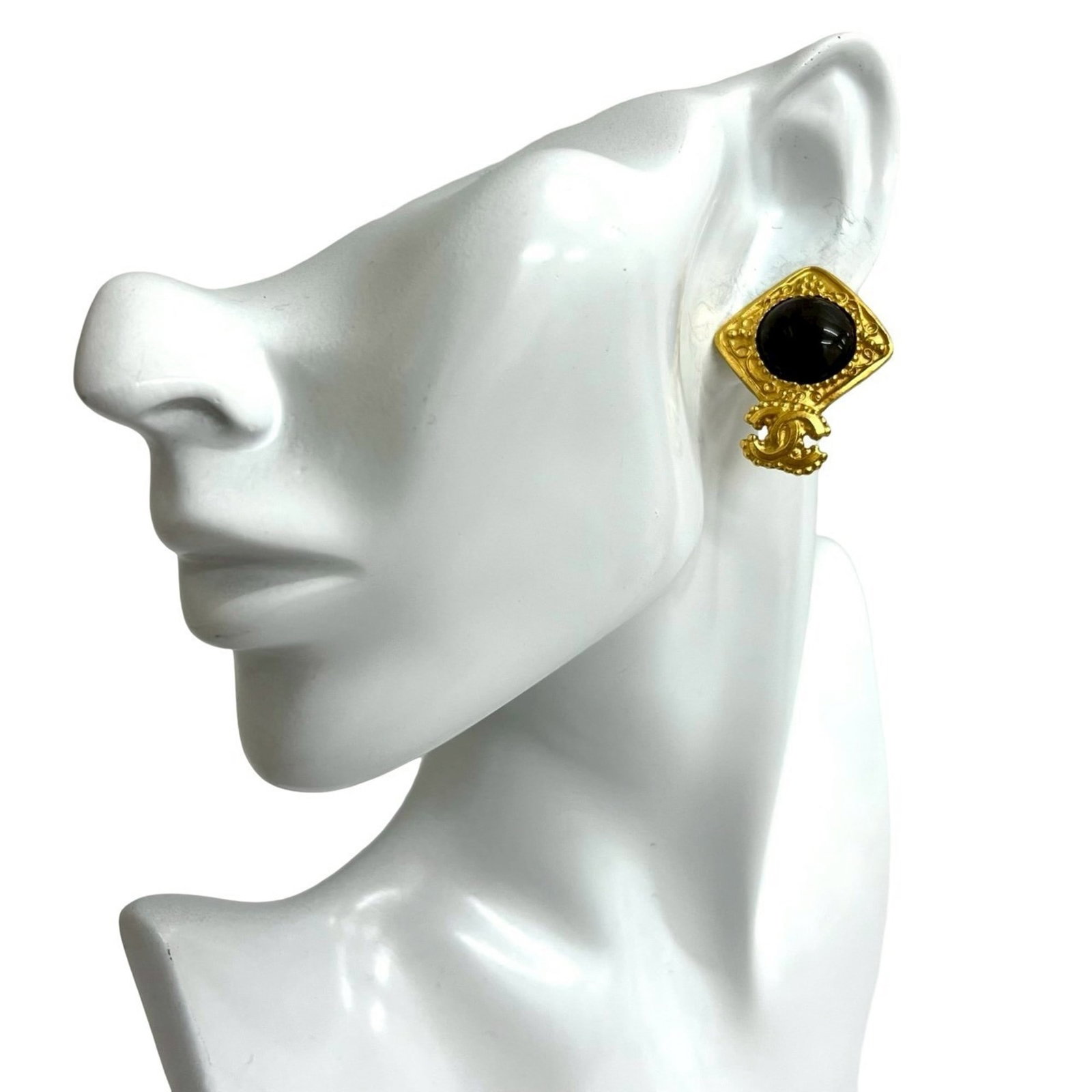 Clip earrings gold plating by Chanel: Clip earrings gold plating by Chanel Clip earrings in gold plating from the iconic Chanel brand, featuring a classic design with brown and gold tones. Measuring 35.00mm x 25.00mm, these clip earrings 