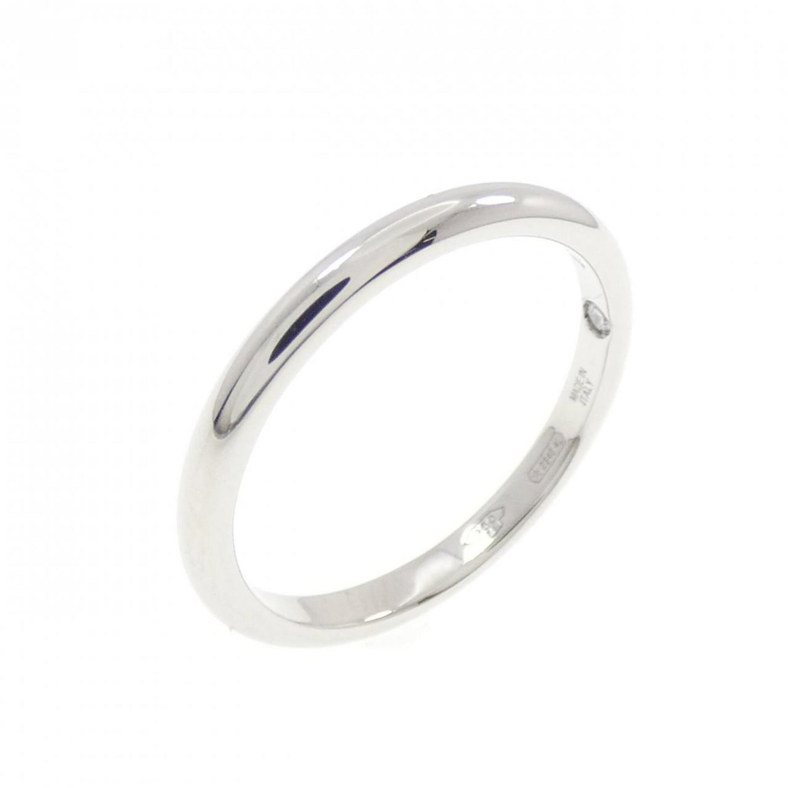 Ring in platinum 950 by Bvlgari: Ring in platinum 950 by Bvlgari Platinum 950 band ring from Bvlgari features a diamond stone, crafted in high-quality platinum. The ring bears some signs of usage, with minor scratches and dirt visibl
