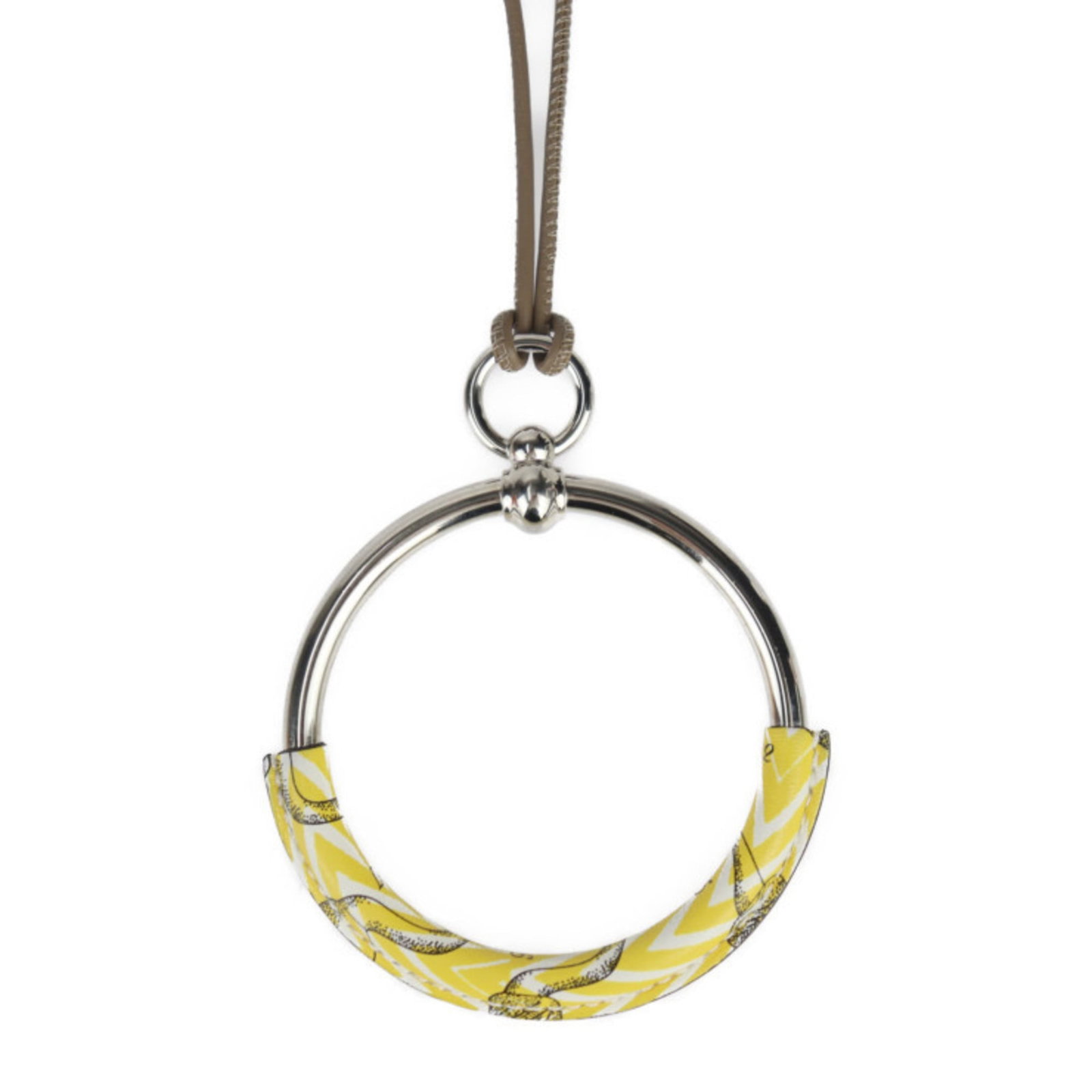 Hermes Loop Necklace Della Cavalleria - Veau Swift Metal Yellow Silver Pendant R2426083012116: Hermes Loop Necklace Della Cavalleria - Veau Swift Metal Yellow Silver Pendant R2426083012116 The Hermes Loop Necklace Della Cavalleria features a sleek veau swift metal yellow silver pendant, showcas