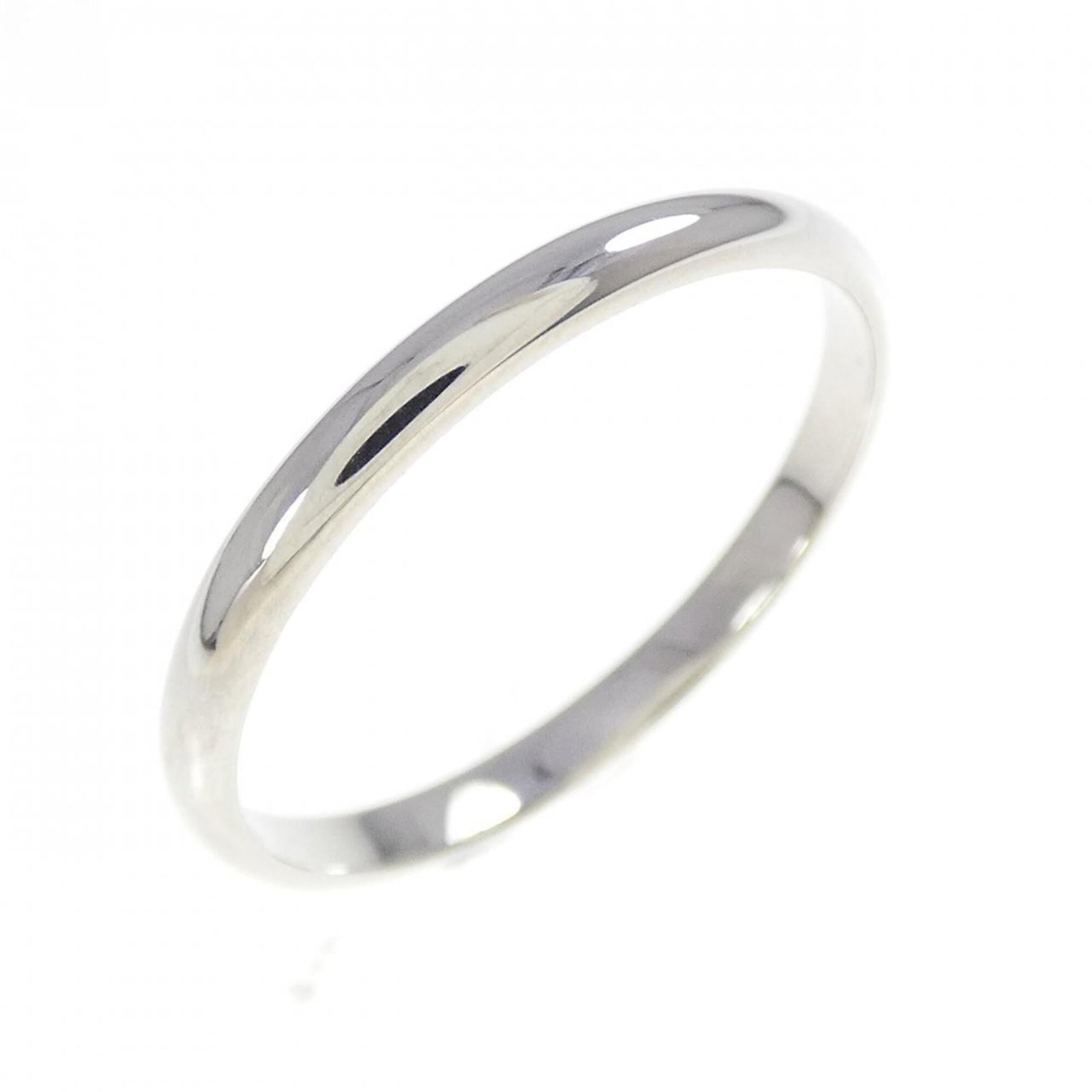Platinum ring by Tiffany band: Platinum ring by Tiffany band Platinum ring by Tiffany features a band design made from 950 platinum, with a US size of 7.5. The item has some traces of usage and minor scratches/dirt, but remains in