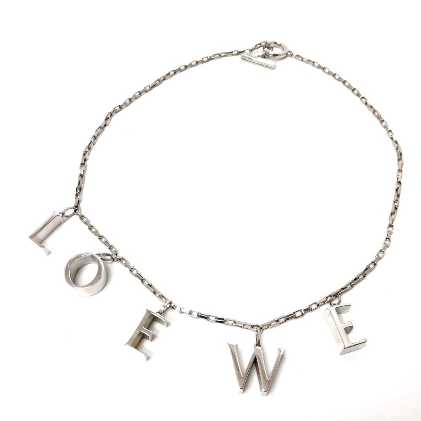 Icon Logo Chain Necklace Loewe In Sv925 Silver Women: Icon Logo Chain Necklace Loewe In Sv925 Silver Women Iconic Loewe logo chain necklace in sterling silver, featuring the brand's signature style. The 49cm adjustable chain and 15mm x 20mm pendant make 