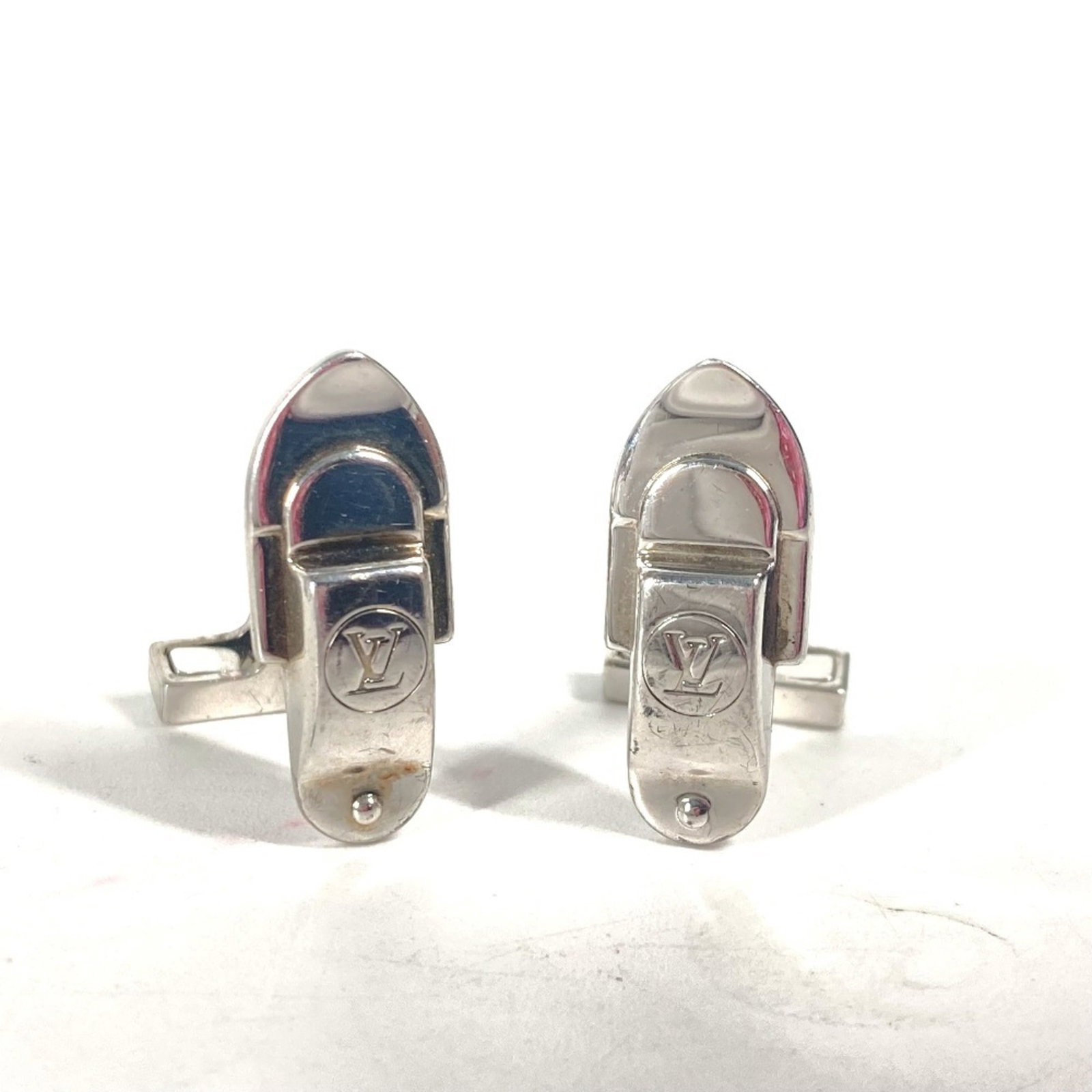 Louis Vuitton cufflinks silver 925: Louis Vuitton cufflinks silver 925 Silver 925 Louis Vuitton cufflinks with visible signs of use, offering a subtle touch of luxury to any outfit. Made from high-quality silver, these cufflinks