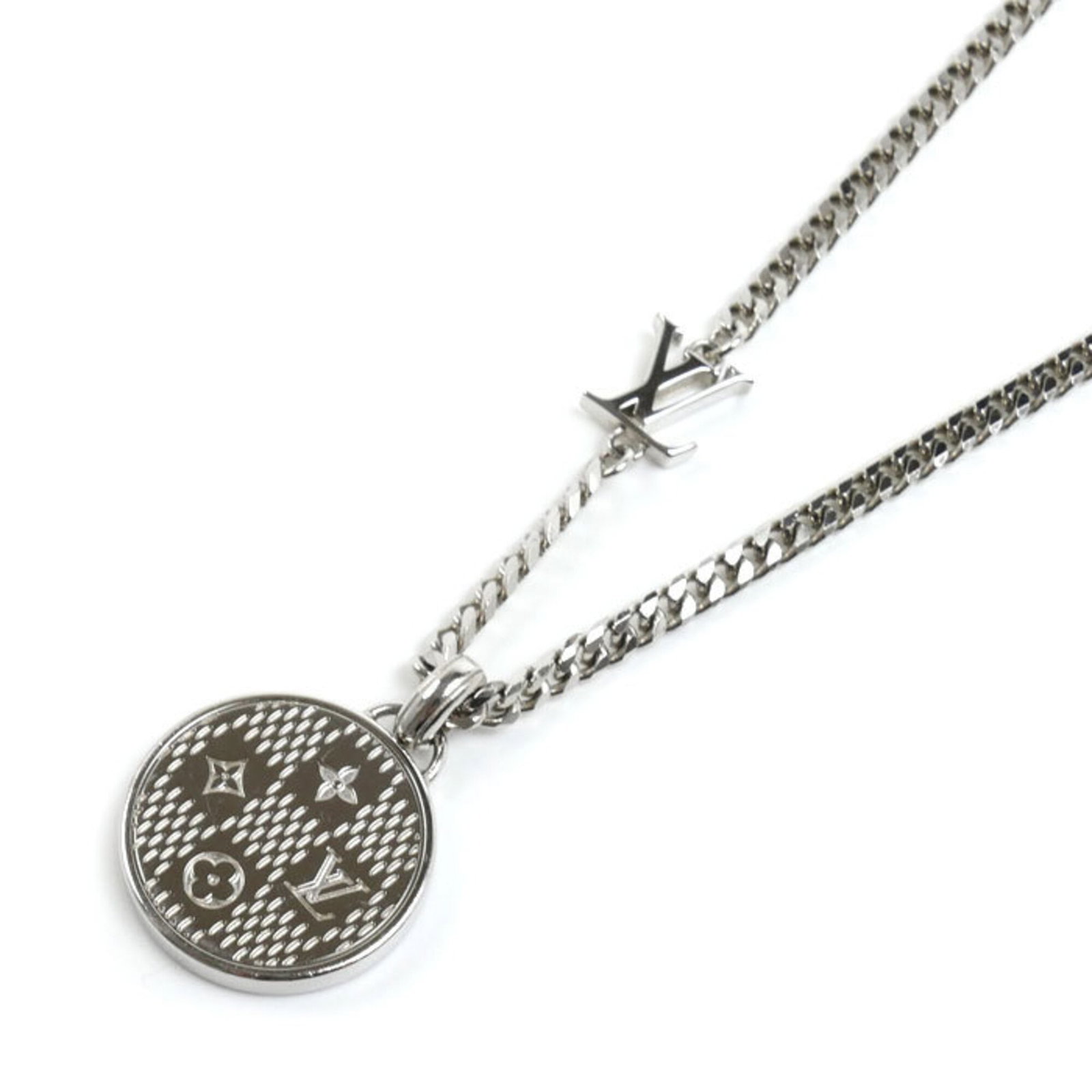 Men's Louis Vuitton Necklace M02446 45 50 55cm Damier Metal Table: Men's Louis Vuitton Necklace M02446 45 50 55cm Damier Metal Table Silver Damier Metal Table necklace from Louis Vuitton, available in sizes 45-55cm. This men's necklace features a 21.4mm x 21.4mm pend