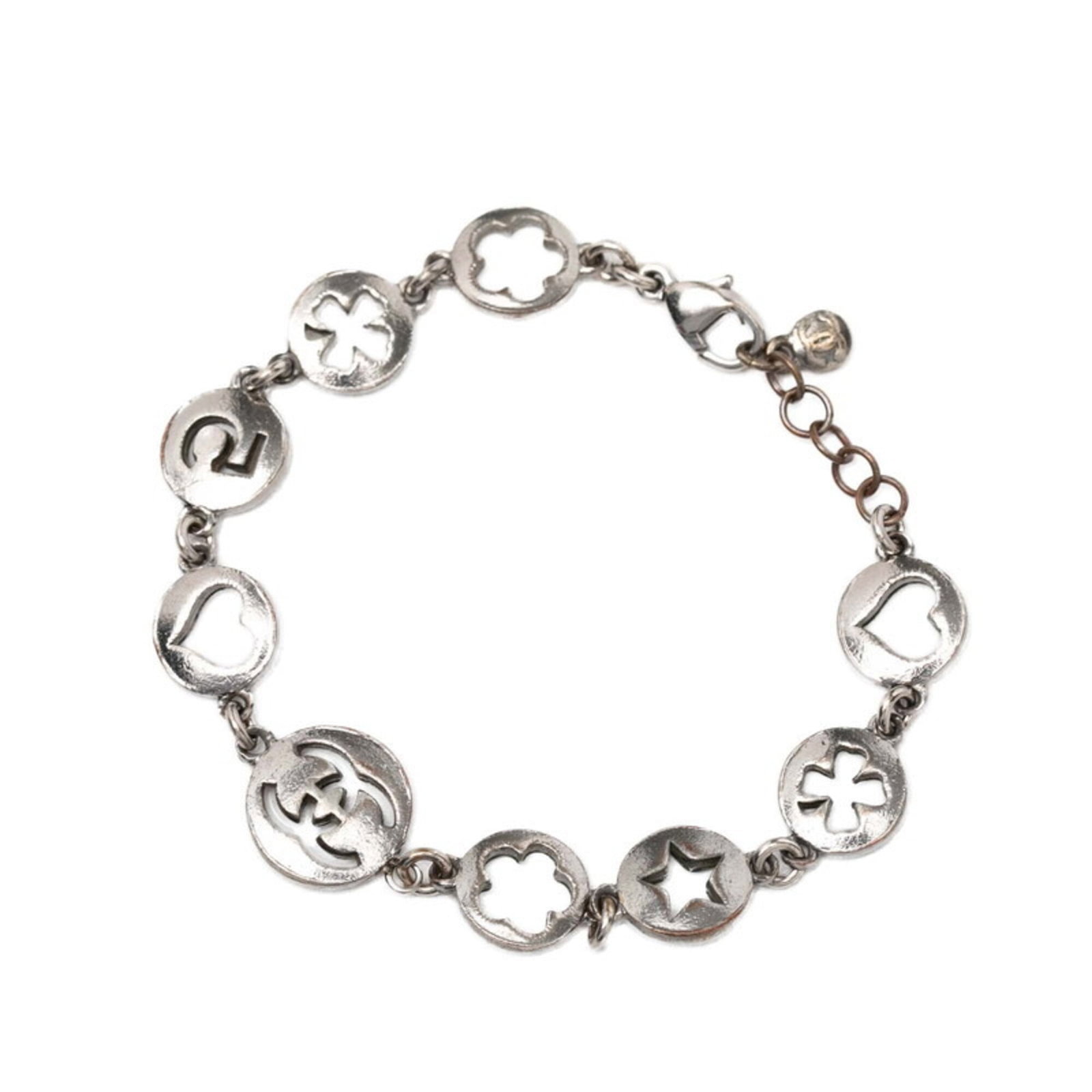 Metal Charm Bracelet Chanel: Metal Charm Bracelet Chanel Silver Metal Charm Bracelet from Chanel, measuring 19cm in length. This used charm bracelet features traces of usage and minor scratches/dirt but remains generally in good