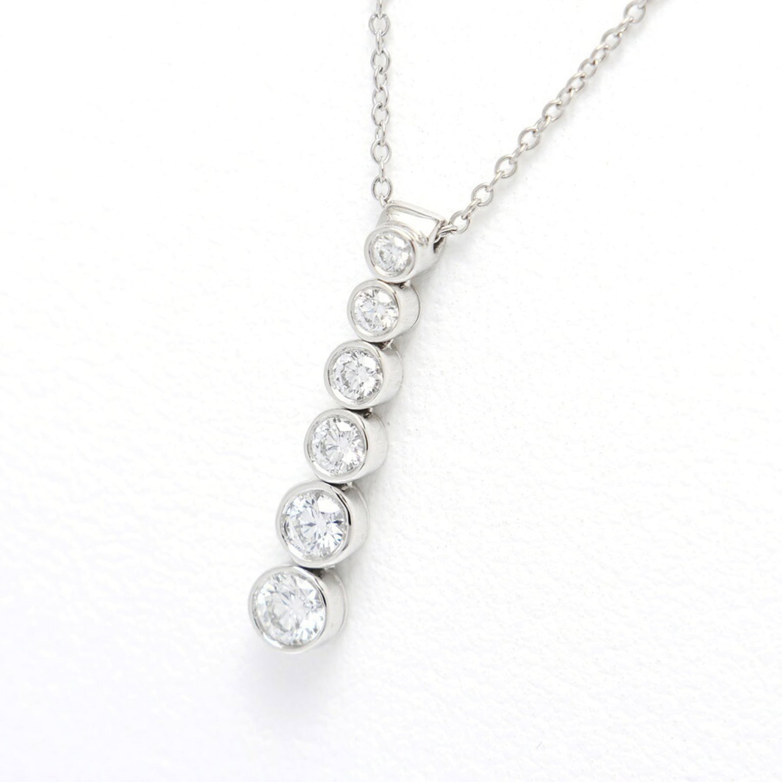 Tiffany & Co. Jazz Drop Necklace Graduated 6 Diamonds Pt950 39 Cm L-159545: Tiffany & Co. Jazz Drop Necklace Graduated 6 Diamonds Pt950 39 Cm L-159545 Tiffany & Co.'s Jazz Drop Necklace boasts six diamonds set in platinum, creating a striking graduated design. The platinum ma