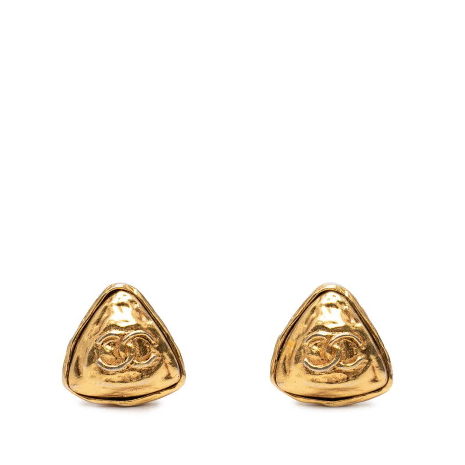 Chanel Clip Earrings: Chanel Clip Earrings Chanel Clip Earrings in Gold Feature the iconic interlocking CC logo, adding a touch of timeless elegance to any outfit. Measuring 22.70mm x 22.70mm, these clip earrings showcase 