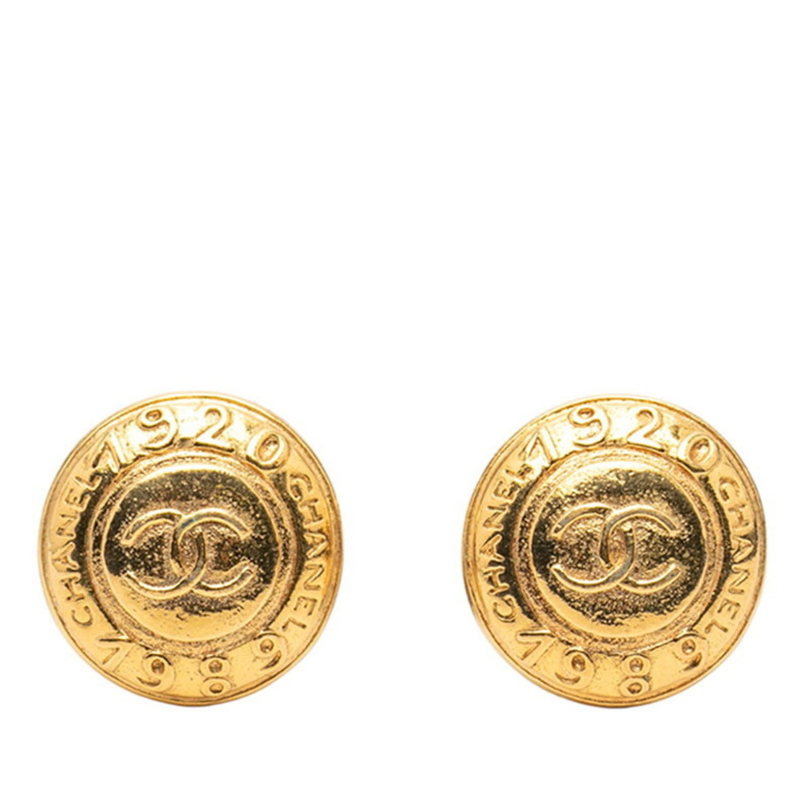 Clip earrings gold plating by Chanel: Clip earrings gold plating by Chanel Clip earrings in gold plating by Chanel, featuring a sleek and timeless design. The item bears traces of usage with minor scratches and dirt, but remains in good