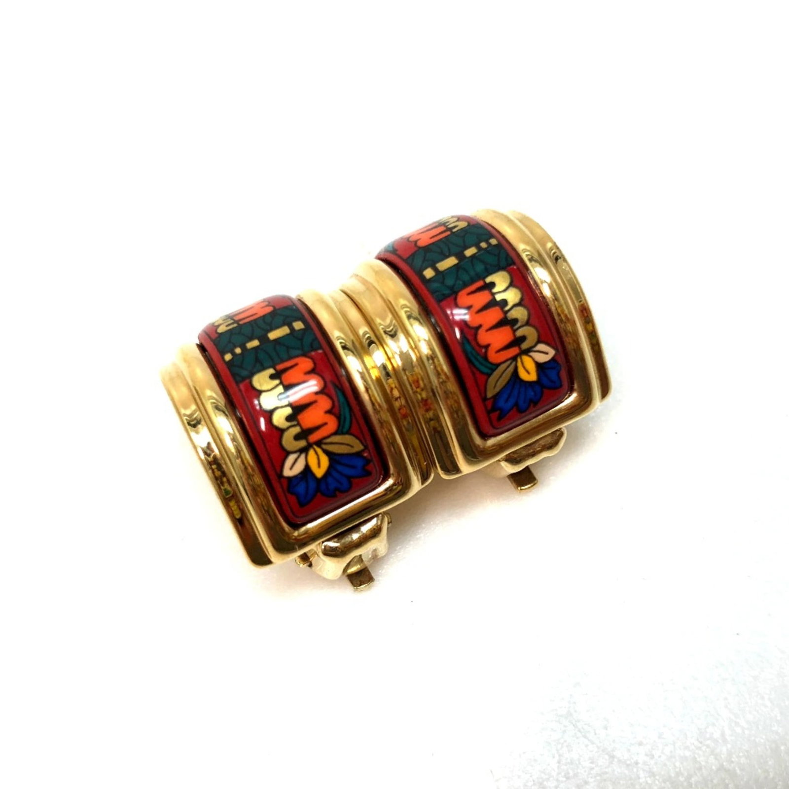 Hermes clip earrings other: Hermes clip earrings other Red Hermes clip earrings in excellent condition, with a few traces of usage and minor scratches. The vibrant color remains intact, adding a pop of elegance to any outfit. Me