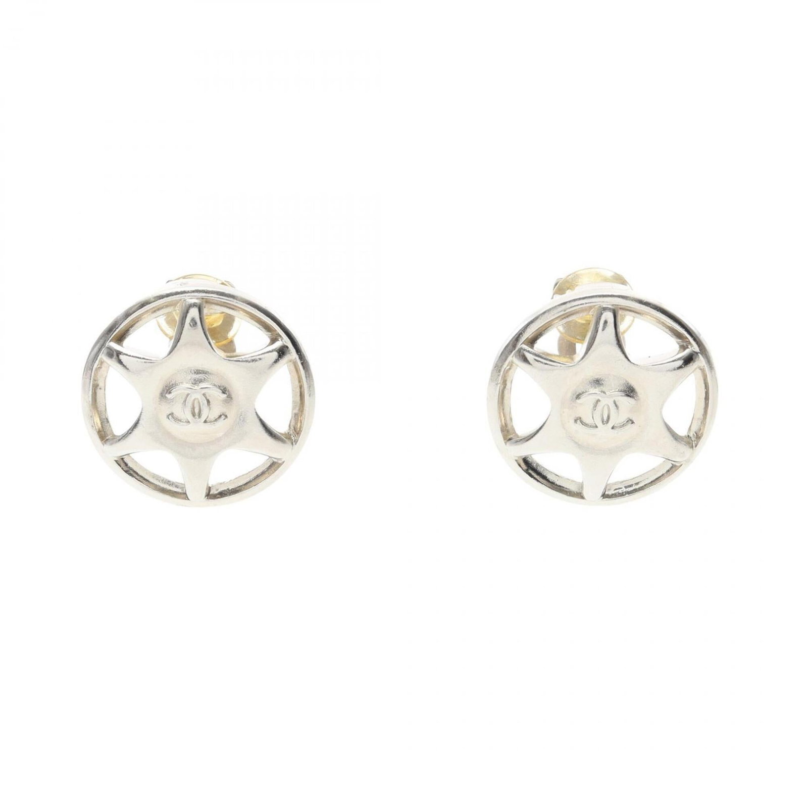Clip earrings in stainless steel: Clip earrings in stainless steel Stainless steel clip earrings in silver, bearing the iconic Chanel brand. The earrings feature a classic design with a subtle shine, measuring 24mm x 24mm. They show s