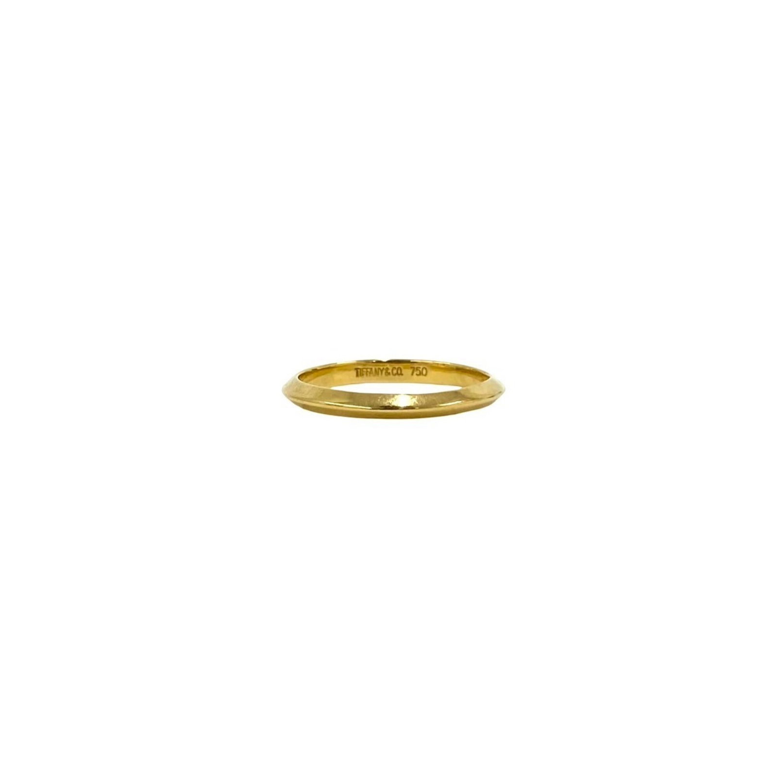 Tiffany band ring gold 18k: Tiffany band ring gold 18k 18k gold band ring from Tiffany, with its signature style and quality evident in every detail. The item bears traces of usage, scratches, and dirt, but remains in good condi