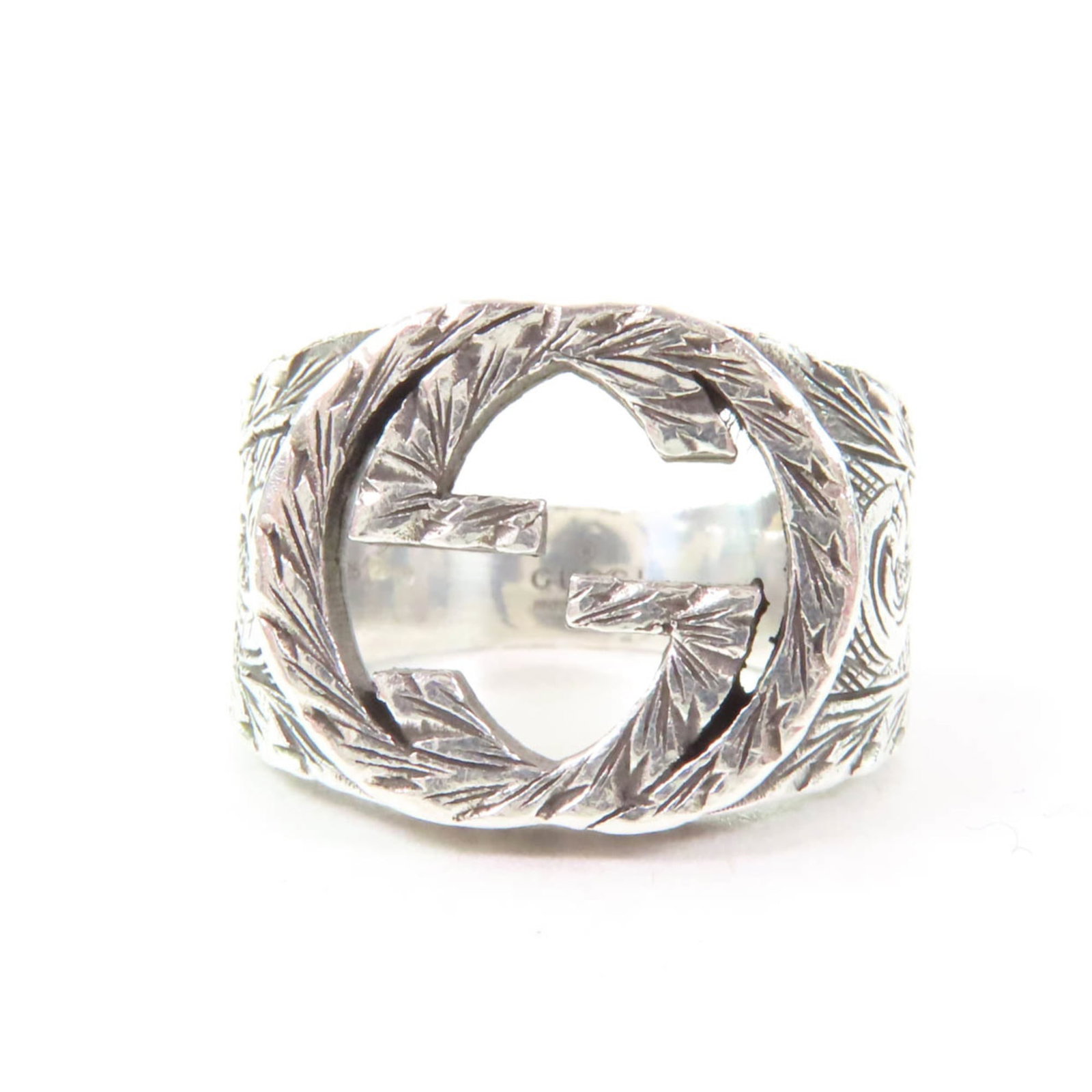 Ring Gucci Band: Ring Gucci Band Silver925 Gucci Band Ring in excellent condition, with a few traces of usage visible. The ring features a silver band with a subtle sheen, bearing the signature of the renowned