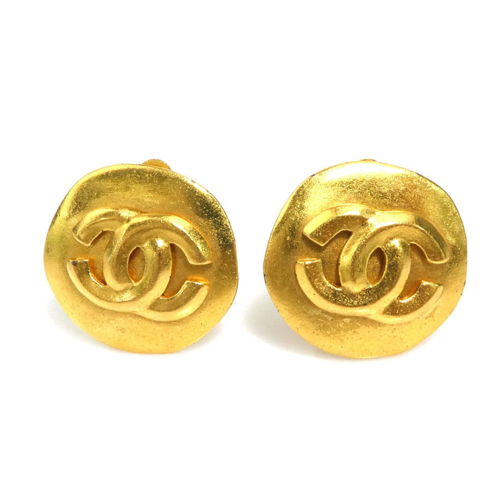 Clip earrings metal by Chanel: Clip earrings metal by Chanel Clip earrings in gold metal, bearing the iconic Chanel brand. With a size of 23.00mm x 25.00mm, these clip earrings are made from metal and feature a classic design.