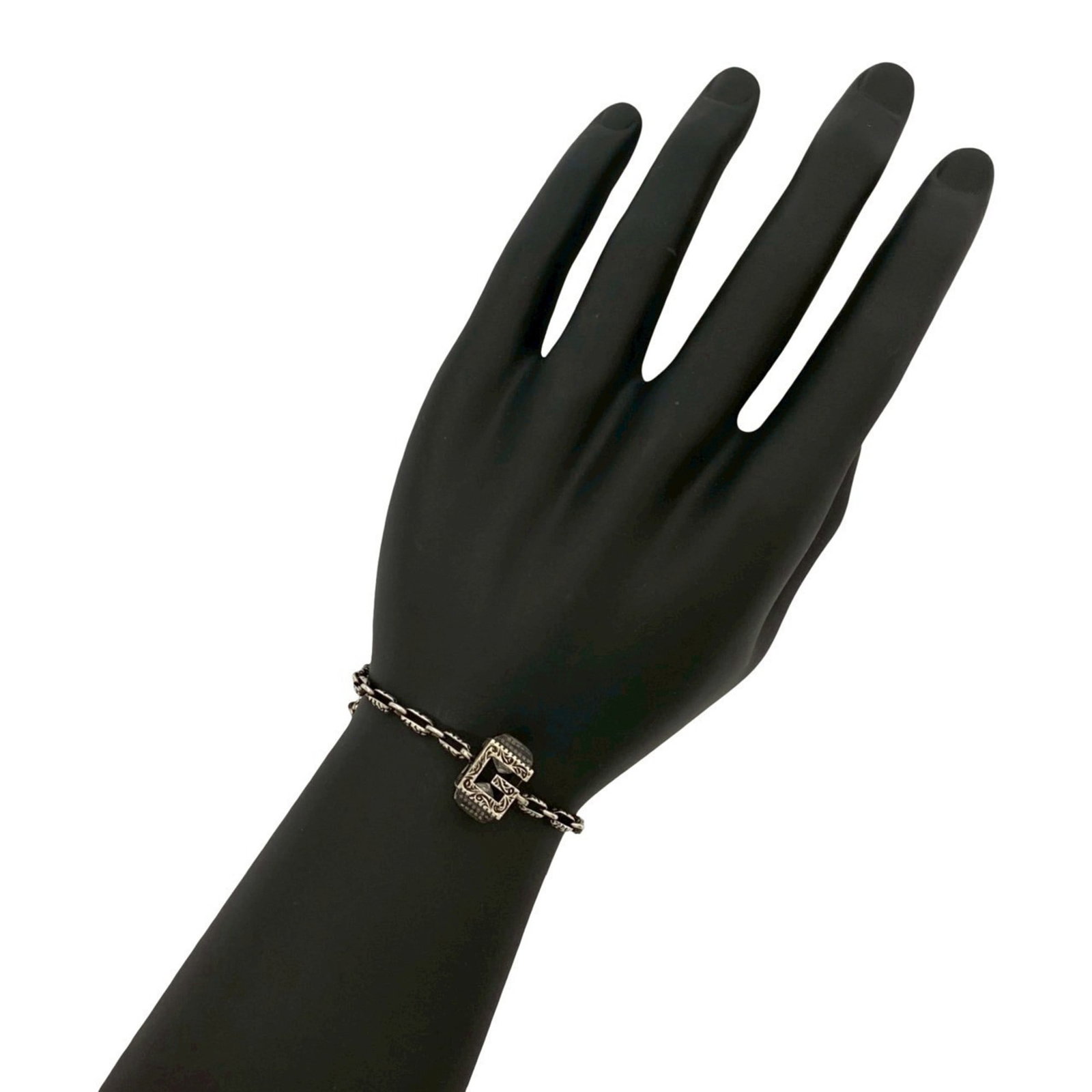 Gucci Charm Bracelet Silver 925: Gucci Charm Bracelet Silver 925 Silver 925 charm bracelet from Gucci, featuring a classic design with subtle signs of use. The 17cm length provides a comfortable fit for everyday wear. With its