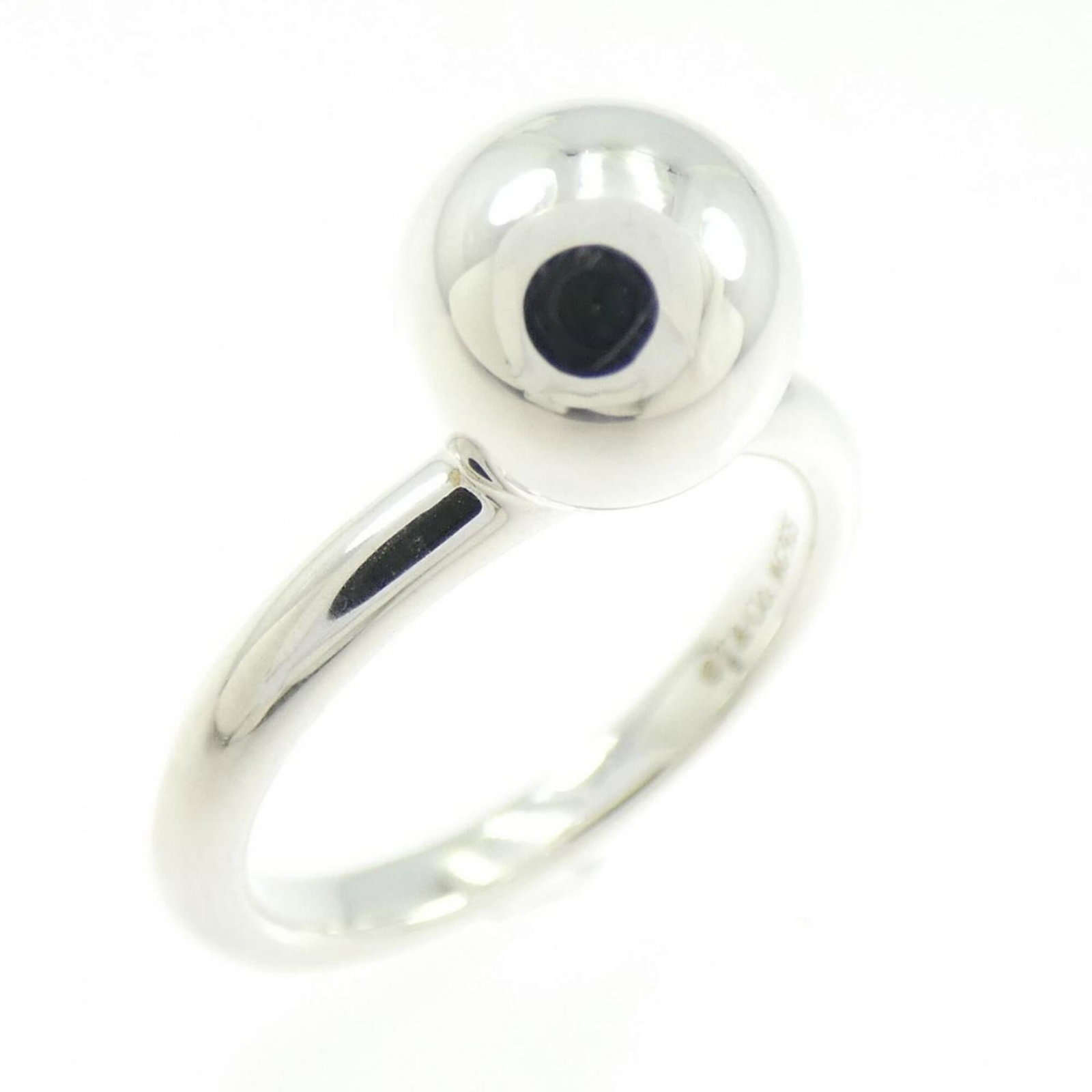 Tiffany Band Ring Silver 925: Tiffany Band Ring Silver 925 Silver band ring from Tiffany, made from high-quality Silver 925 material. The item bears some minor scratches and dirt, but remains in very good condition overall. This u