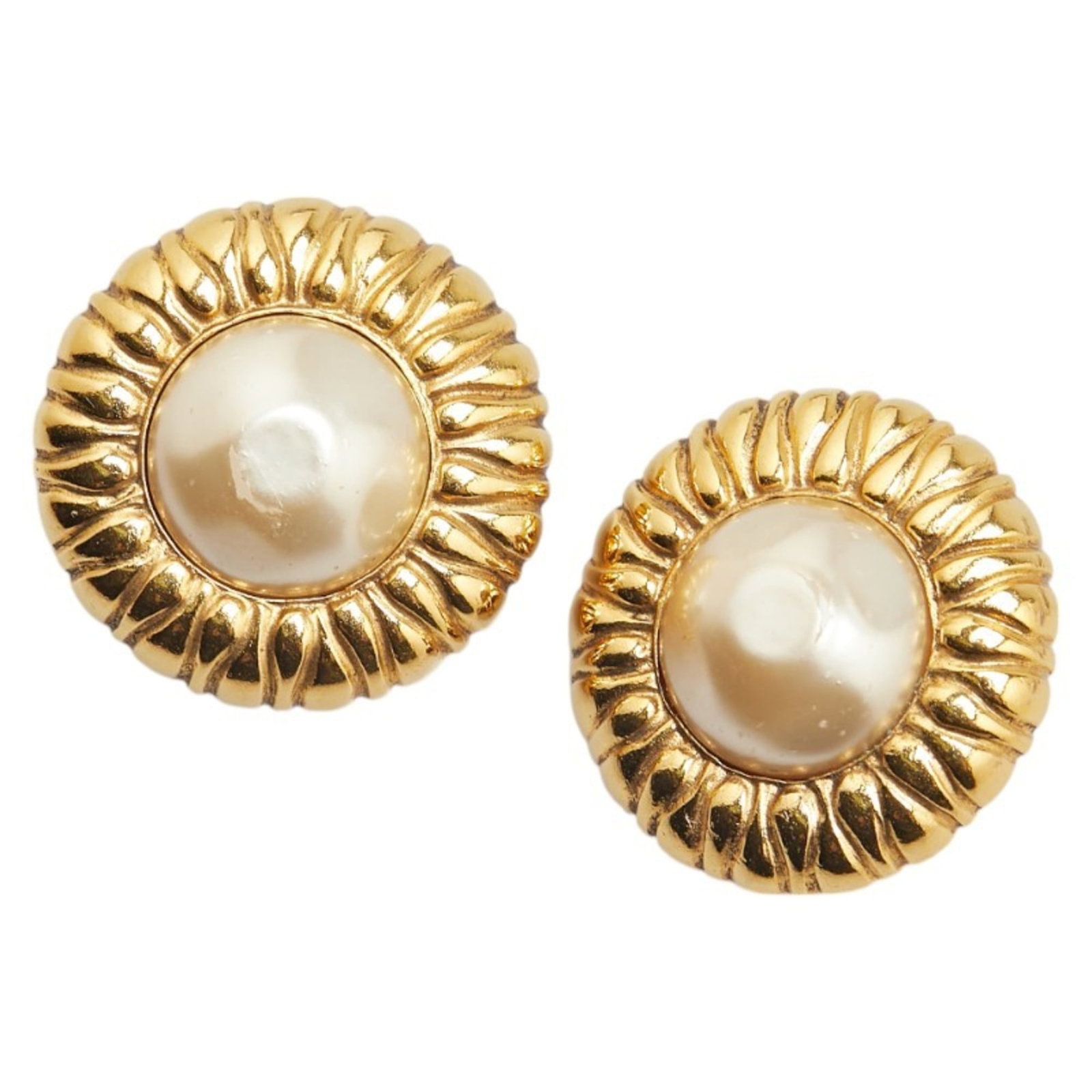 Earrings Drop Chanel: Earrings Drop Chanel Drop earrings in gold featuring large pearls, a classic Chanel design. The earrings have some signs of usage, with scratches and dirt visible, but remain generally in good