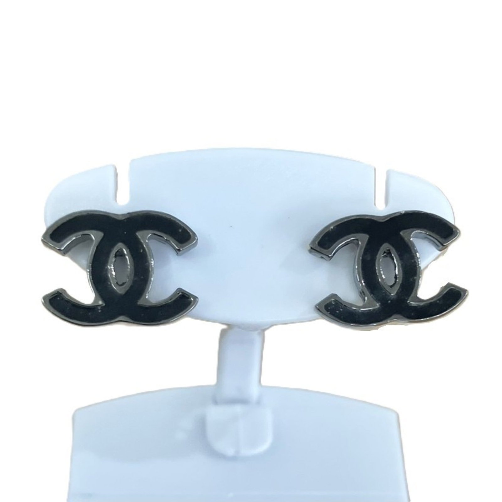 Chanel Stud Earrings: Chanel Stud Earrings Black stud earrings from Chanel, measuring 8.00mm x 10.00mm x 12.00mm in size. The earrings are used and show traces of usage with minor scratches and dirt, but remain generally i