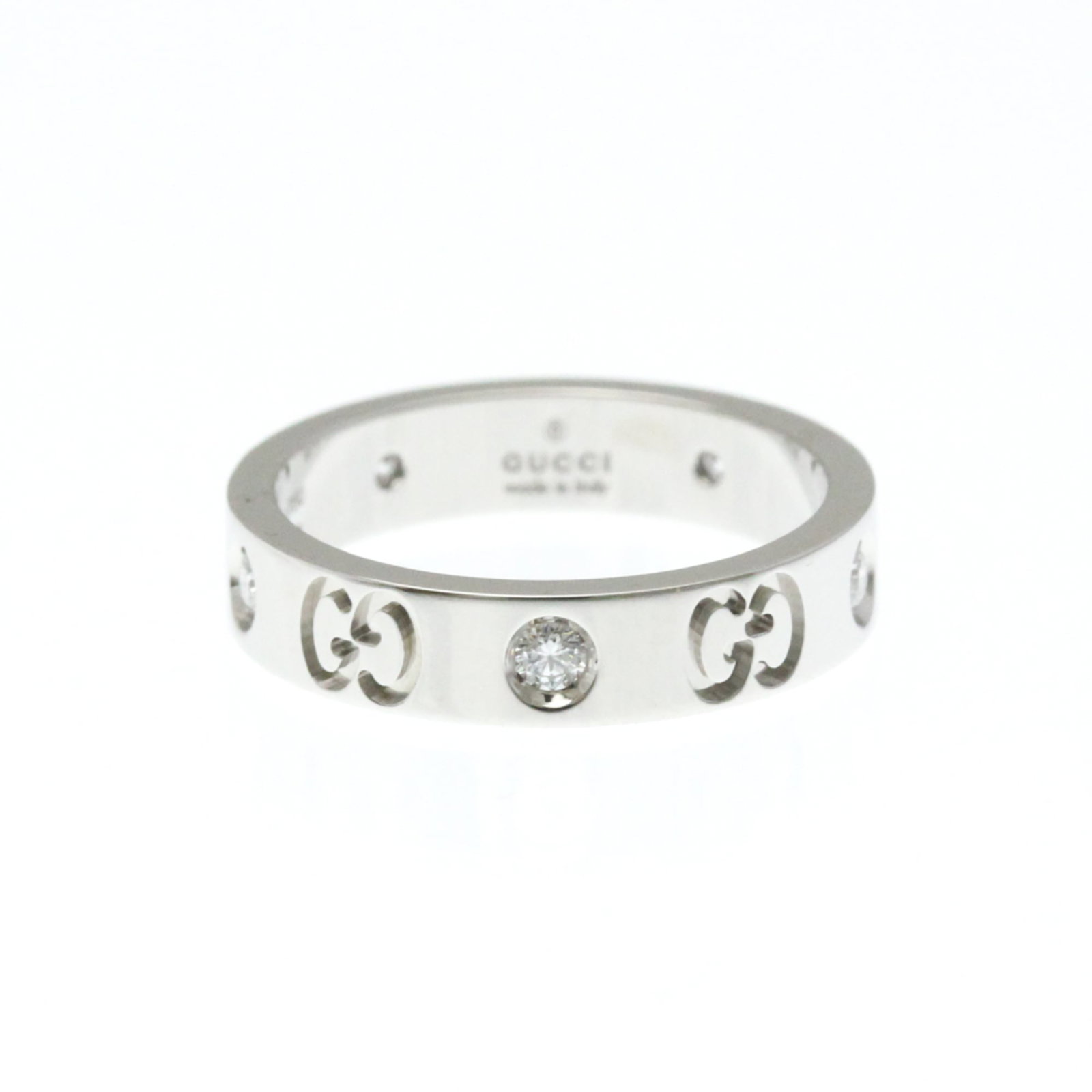 White Gold 18K Band Ring Gucci: White Gold 18K Band Ring Gucci White Gold 18K Band Ring Gucci features a sleek and sophisticated design, showcasing the luxury brand's signature style. Made from high-quality white gold (18K) metal, t