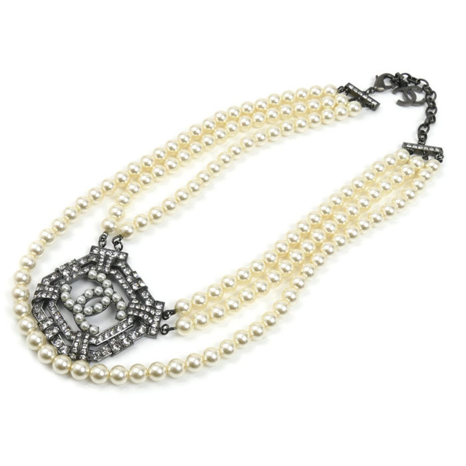 Chanel Metal Coco Mark Triple Resin Pearl Choker Necklace 41-48Cm Women'S: Chanel Metal Coco Mark Triple Resin Pearl Choker Necklace 41-48Cm Women'S Chanel's iconic Metal Coco Mark Triple Resin Pearl Choker Necklace boasts a sleek, sophisticated design with intricate metalwo