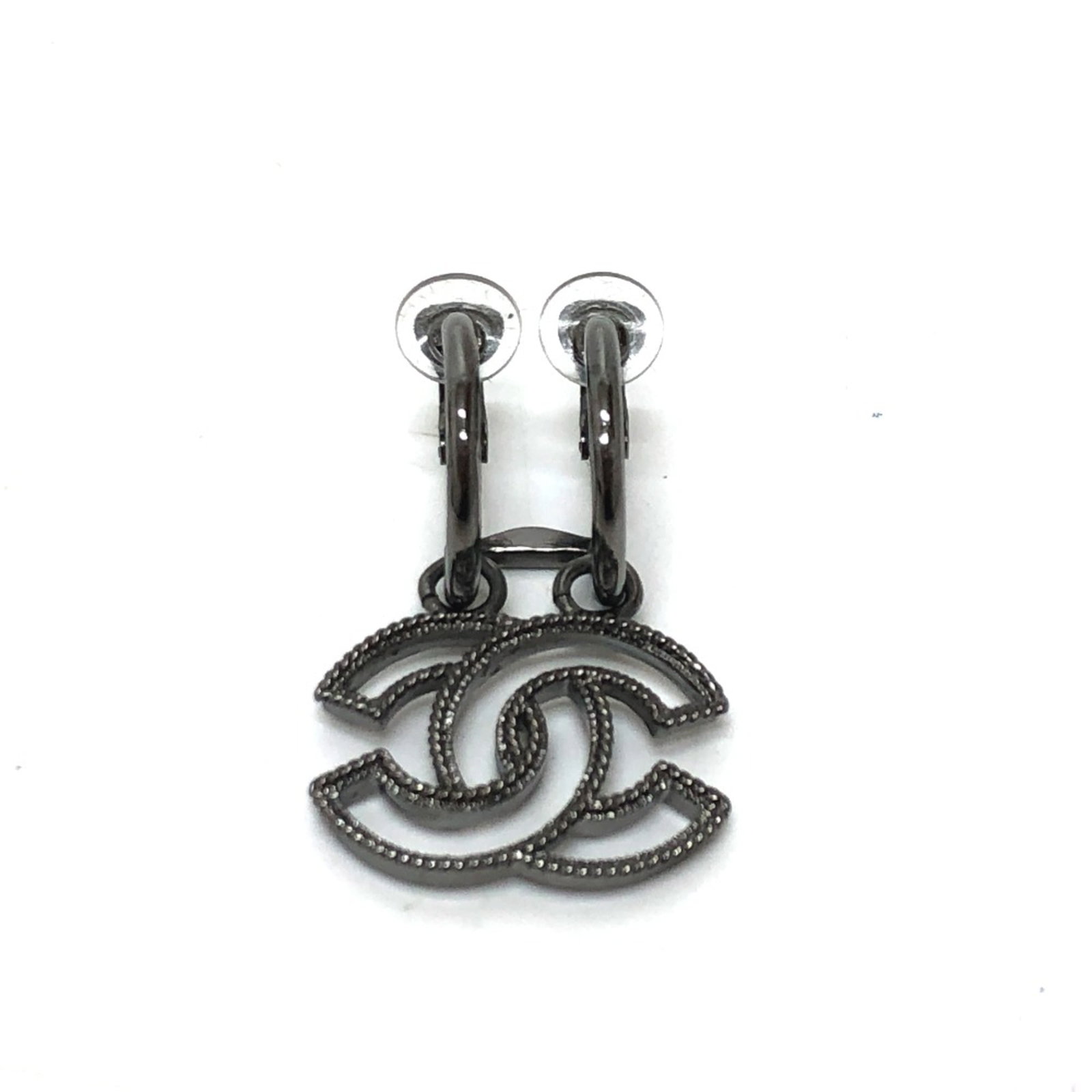 Clip earrings by Chanel: Clip earrings by Chanel Clip earrings by Chanel, made from other materials and featuring a sleek black design. Measuring 20mm x 30mm, they showcase subtle signs of usage with a few traces of scratches