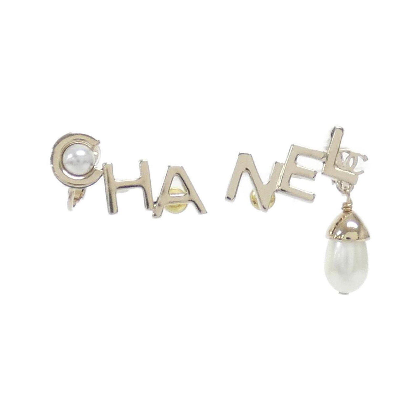 Chanel Stud Earrings: Chanel Stud Earrings Stud earrings in gold and featuring artificial pearl details, these Chanel pieces showcase a classic design with subtle wear. The slight scratches and dirt on the surface add to t
