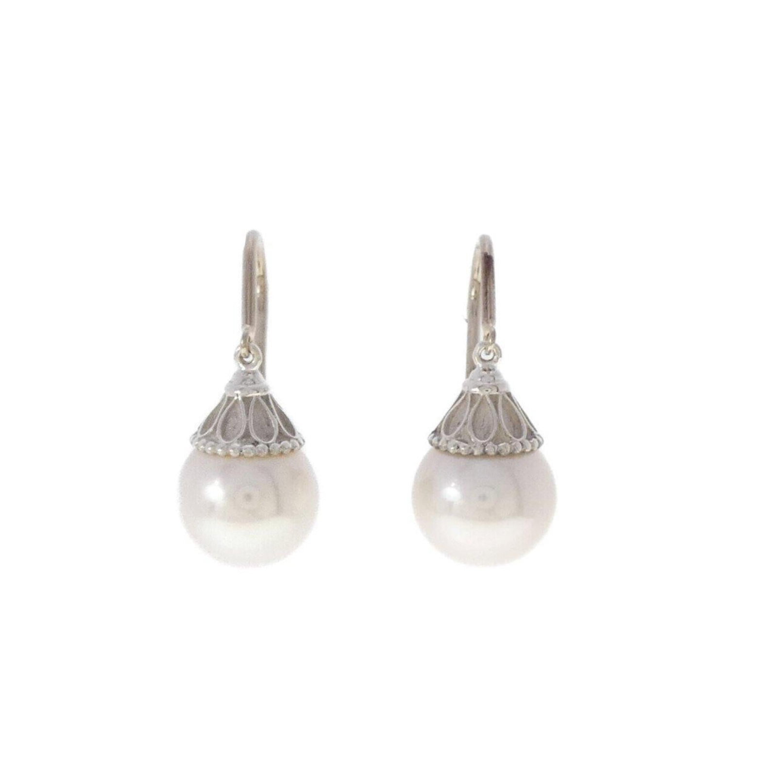 Silver 925 stud earrings by Tiffany: Silver 925 stud earrings by Tiffany Silver 925 stud earrings by Tiffany, bearing a few traces of usage and minor scratches, are available in excellent condition. Made from high-quality silver, these s