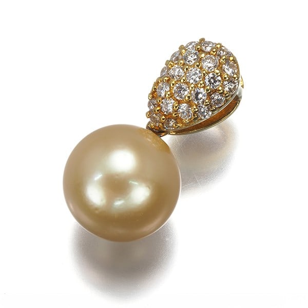 Golden South Sea Pearl 11.4Mm Diamond 0.40Ct Paved Pendant 18K Yg: Golden South Sea Pearl 11.4Mm Diamond 0.40Ct Paved Pendant 18K Yg Yellow gold pendant with an 11.4mm South Sea pearl, set alongside a 0.40ct diamond, creates a stunning contrast of textures and colors
