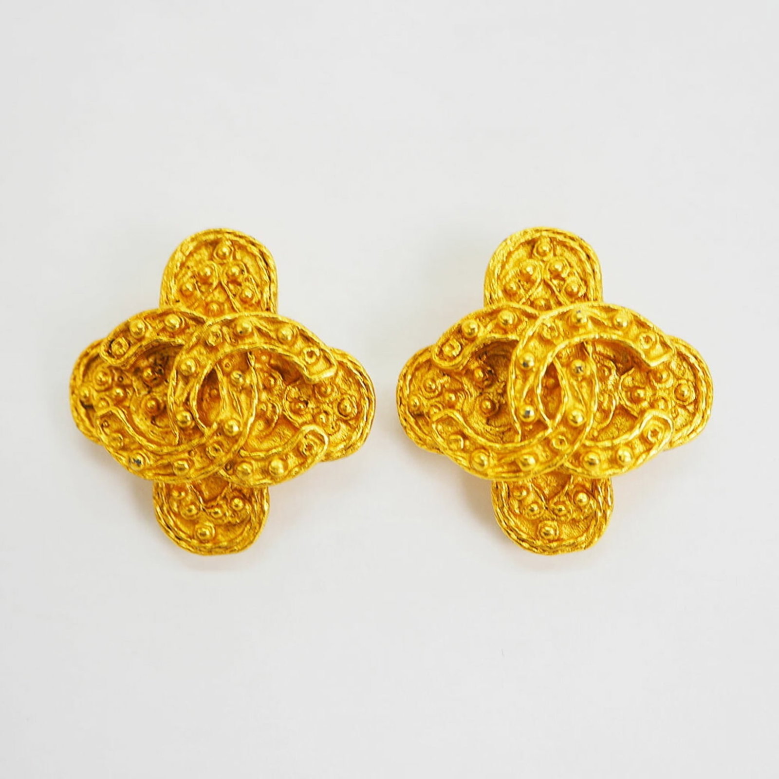 Clip earrings metal by Chanel: Clip earrings metal by Chanel Gold clip earrings by Chanel, featuring the iconic metal design. Made from high-quality metal, these vintage earrings showcase a subtle gold tone with traces of usage