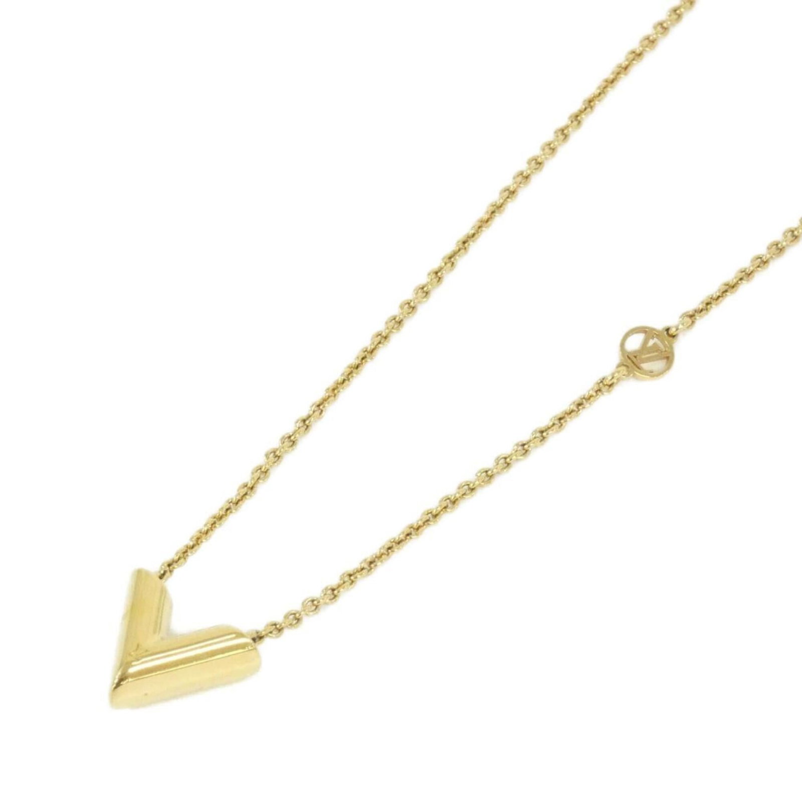 Louis Vuitton Necklace Essential M00857: Louis Vuitton Necklace Essential M00857 Gold Louis Vuitton Necklace with 13mm x 16mm Pendant, suitable for necks measuring 39 cm - 45 cm. The necklace bears a signature and features a gold finish.