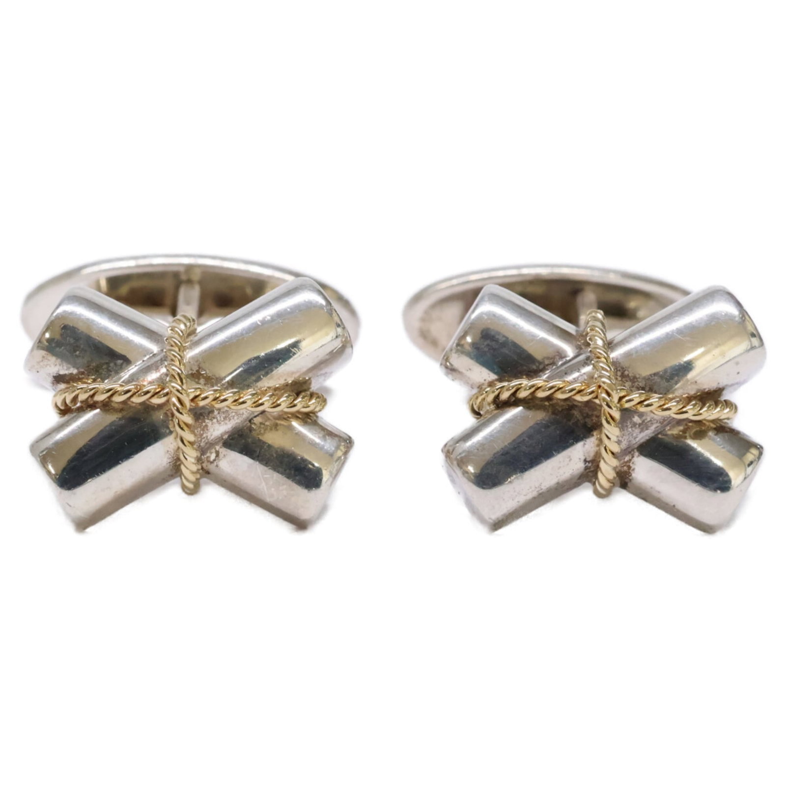 Silver cufflinks Tiffany 925: Silver cufflinks Tiffany 925 Silver cufflinks from Tiffany & Co., made from sterling silver (925), with a subtle yellow gold accent. Measuring 12mm x 16mm, these cufflinks showcase the classic style a