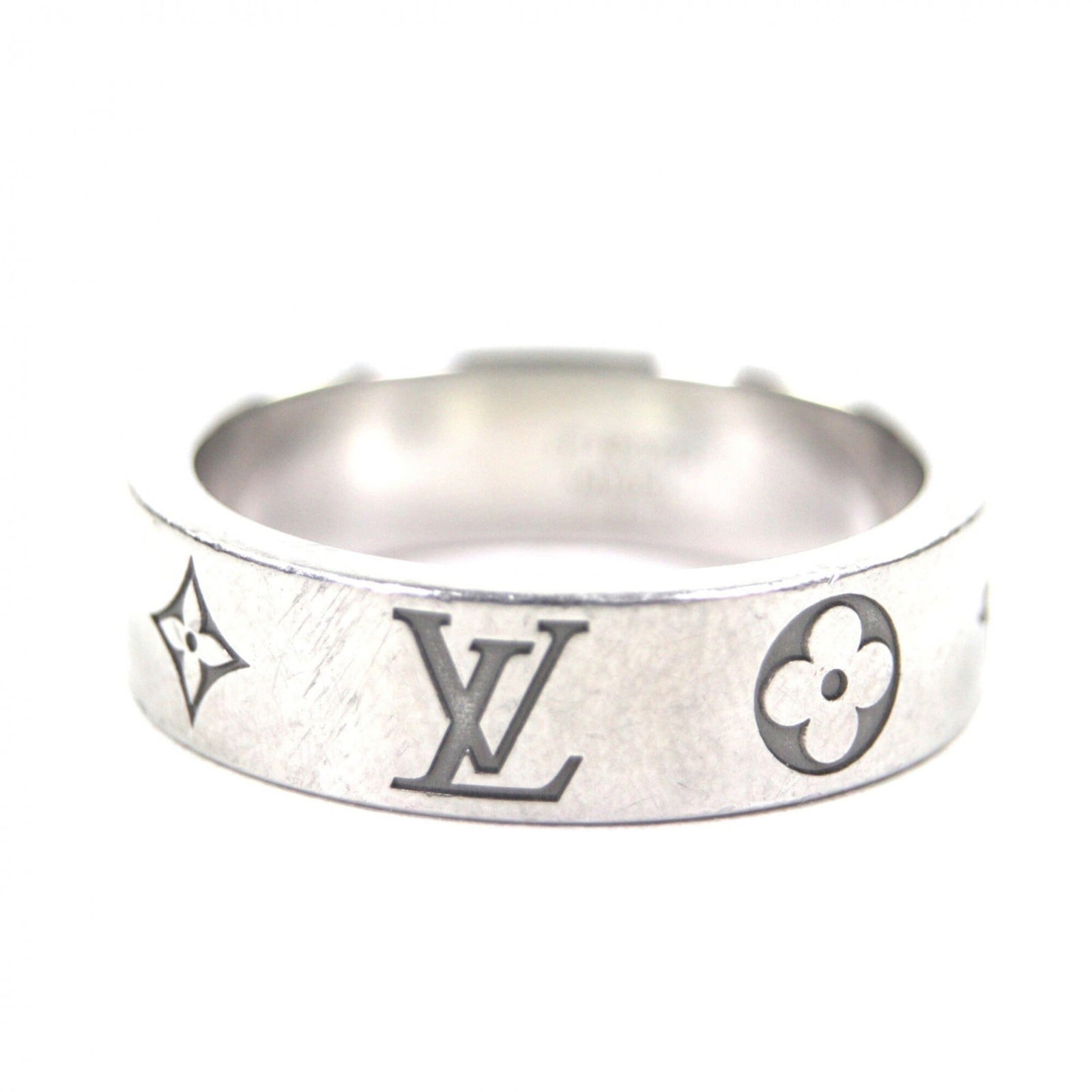 Ring Band Louis Vuitton: Ring Band Louis Vuitton Used Louis Vuitton Ring Band in good condition, with traces of usage and minor scratches. The band features the iconic Louis Vuitton design, a classic choice for those who