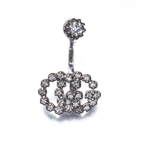 Gucci Diamond Single 18K Gold White 2way Earring Gg Running: Gucci Diamond Single 18K Gold White 2way Earring Gg Running Single earring featuring a natural diamond set in 18k white gold. The elegant design showcases the diamond's sparkle against the sleek,