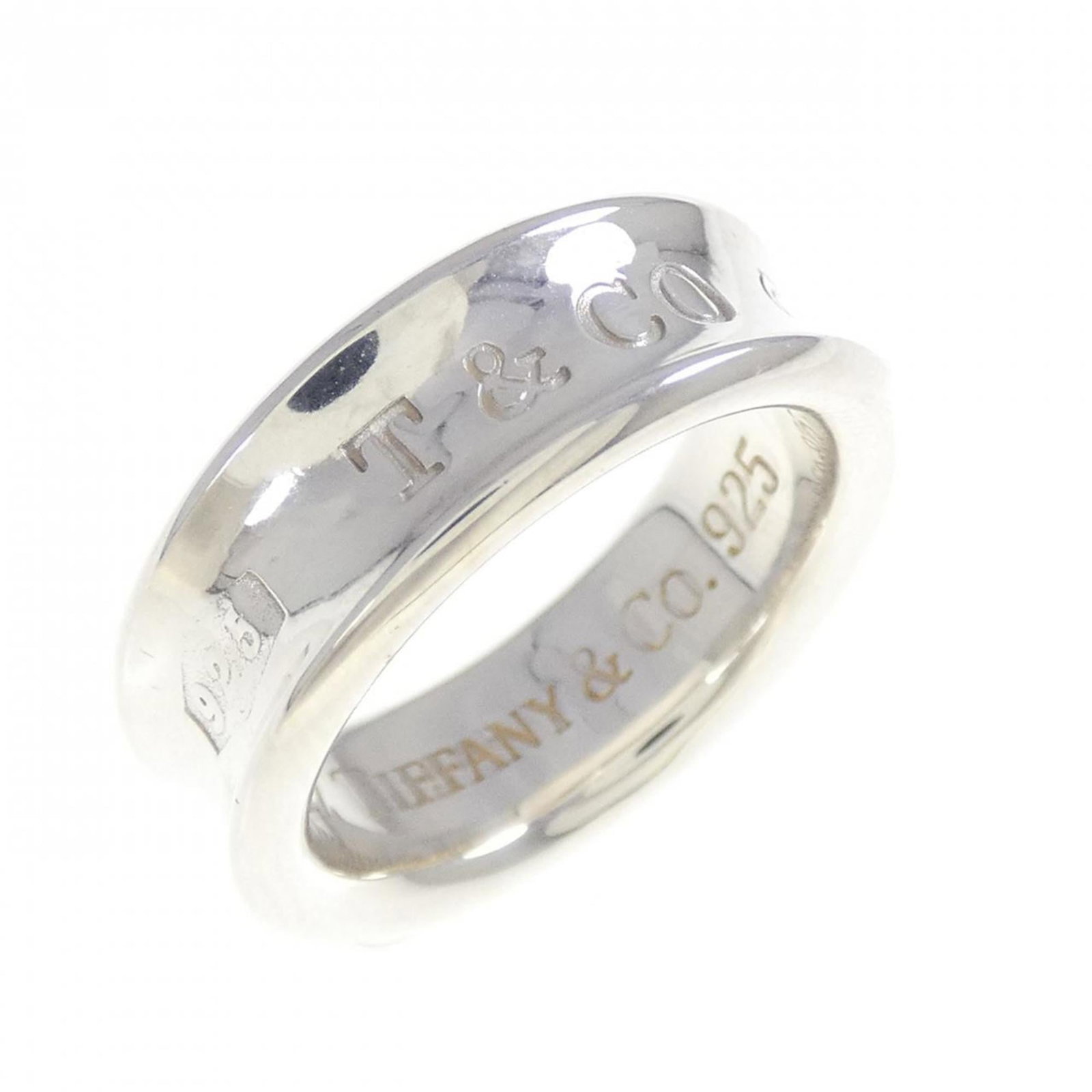 Tiffany Band Ring Silver 925: Tiffany Band Ring Silver 925 Silver 925 band ring from Tiffany, featuring a sturdy and elegant design. This used item has hardly any traces of usage, making it look like new. The silver material provi