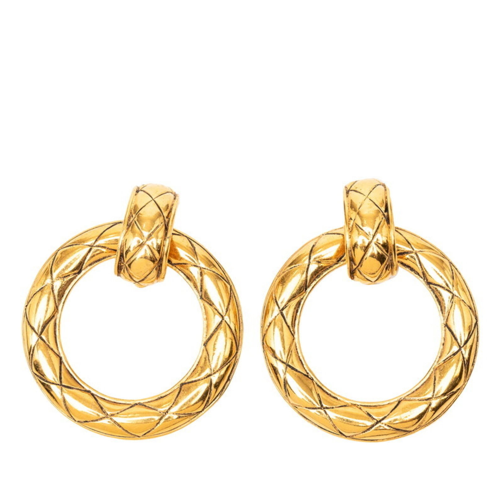 Clip earrings gold plating by Chanel: Clip earrings gold plating by Chanel Clip earrings in gold plating by Chanel, featuring a classic design with a subtle touch of luxury. The item shows signs of use, including minor scratches and