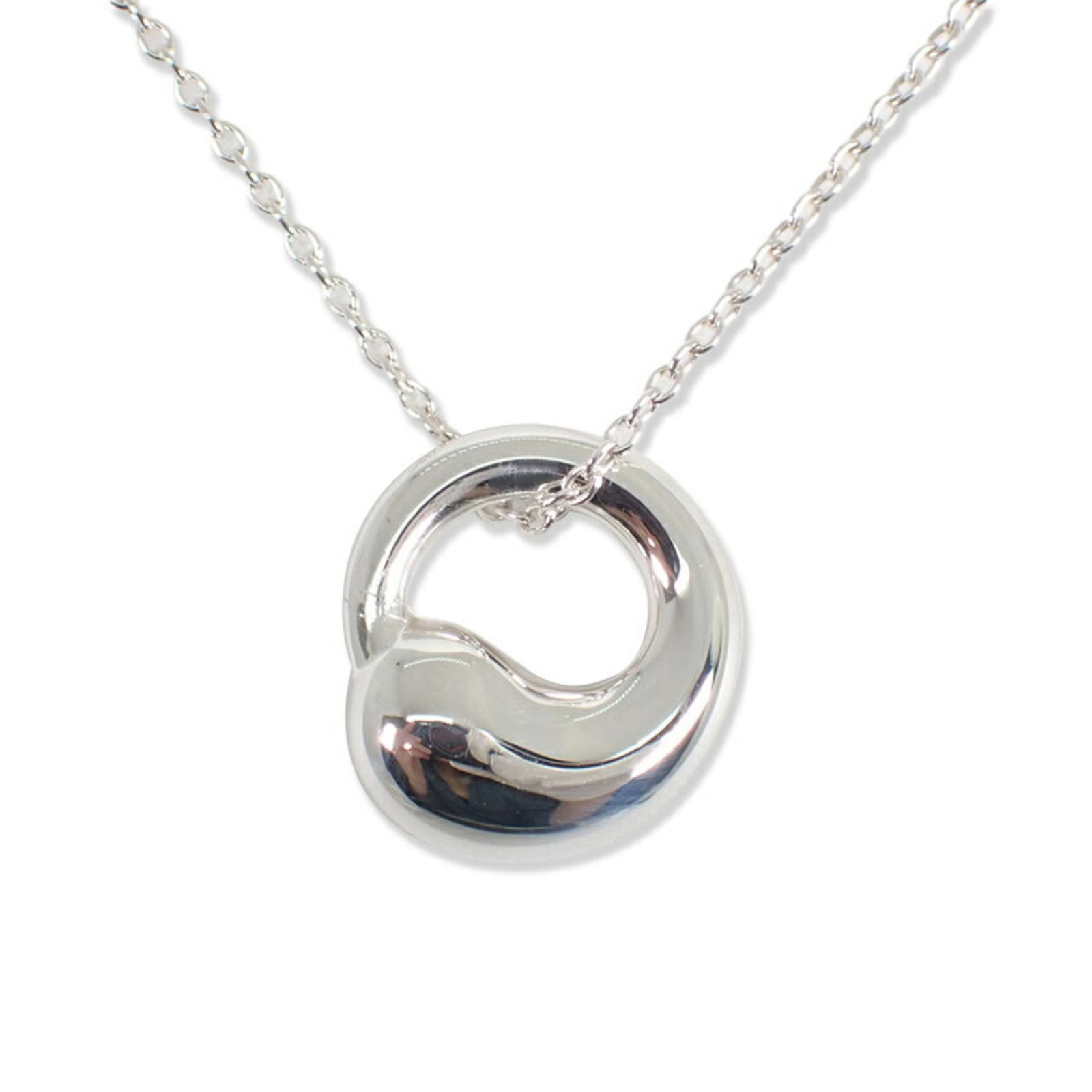 Tiffany Co Eternal 925 Circle Pendant Necklace: Tiffany Co Eternal 925 Circle Pendant Necklace Sterling silver pendant necklace with a timeless design, featuring an Eternal circle pendant. The necklace boasts a comfortable fit with a 44.5 cm circum