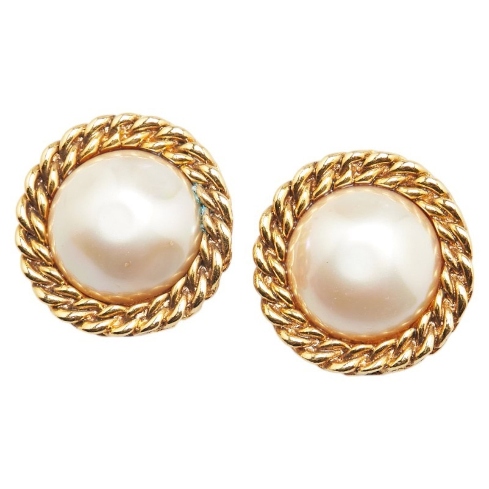 Chanel Clip Earrings: Chanel Clip Earrings Chanel Clip Earrings in Gold feature a sleek and timeless design. With a size of 25.70mm x 25.70mm, these earrings showcase the iconic brand's attention to detail. Traces of