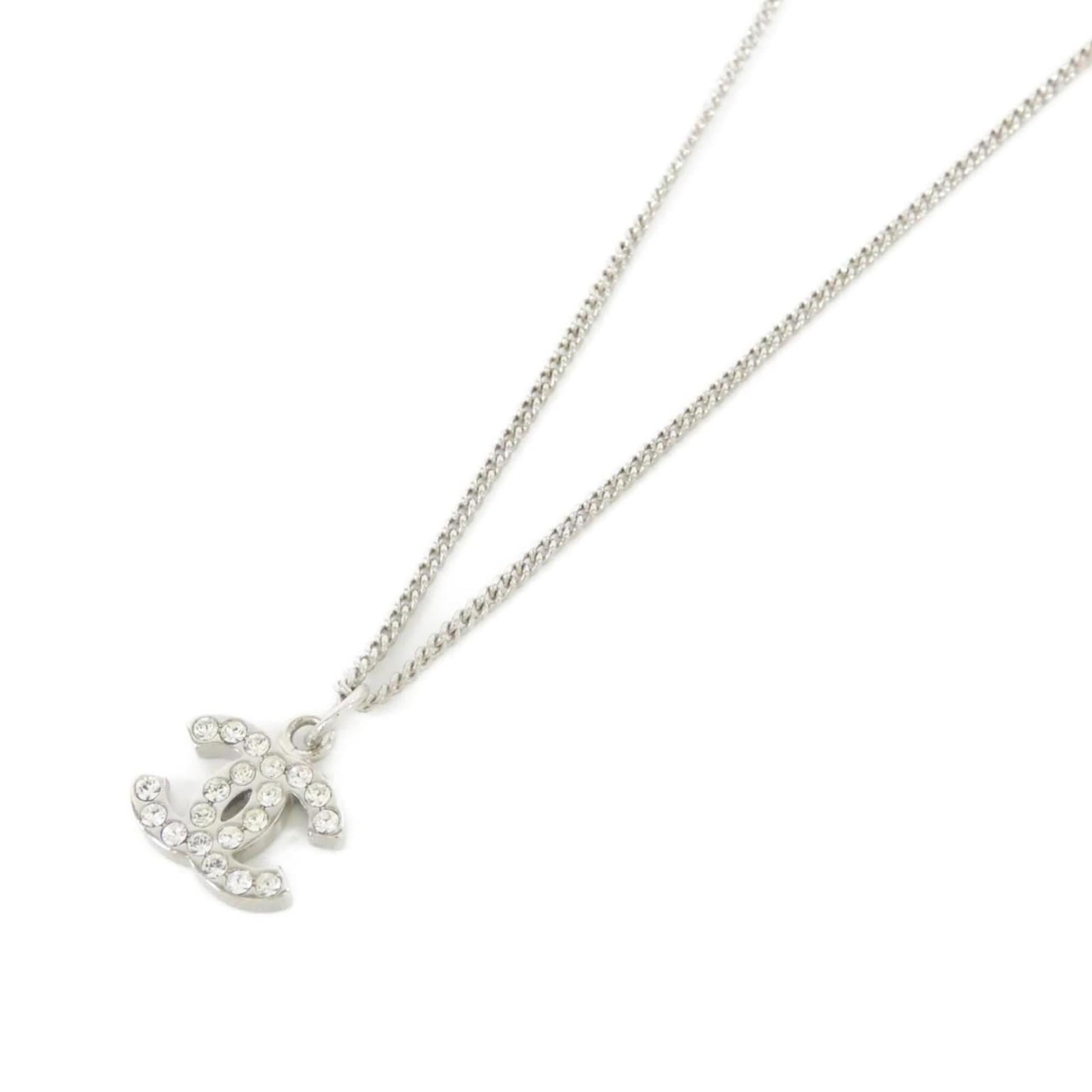 Chanel 28942 Necklace: Chanel 28942 Necklace Chanel's iconic clear crystal pendant shines in silver, adding a touch of elegance to any outfit. This 42.5 cm necklace features a 14mm x 14mm crystal pendant that exudes