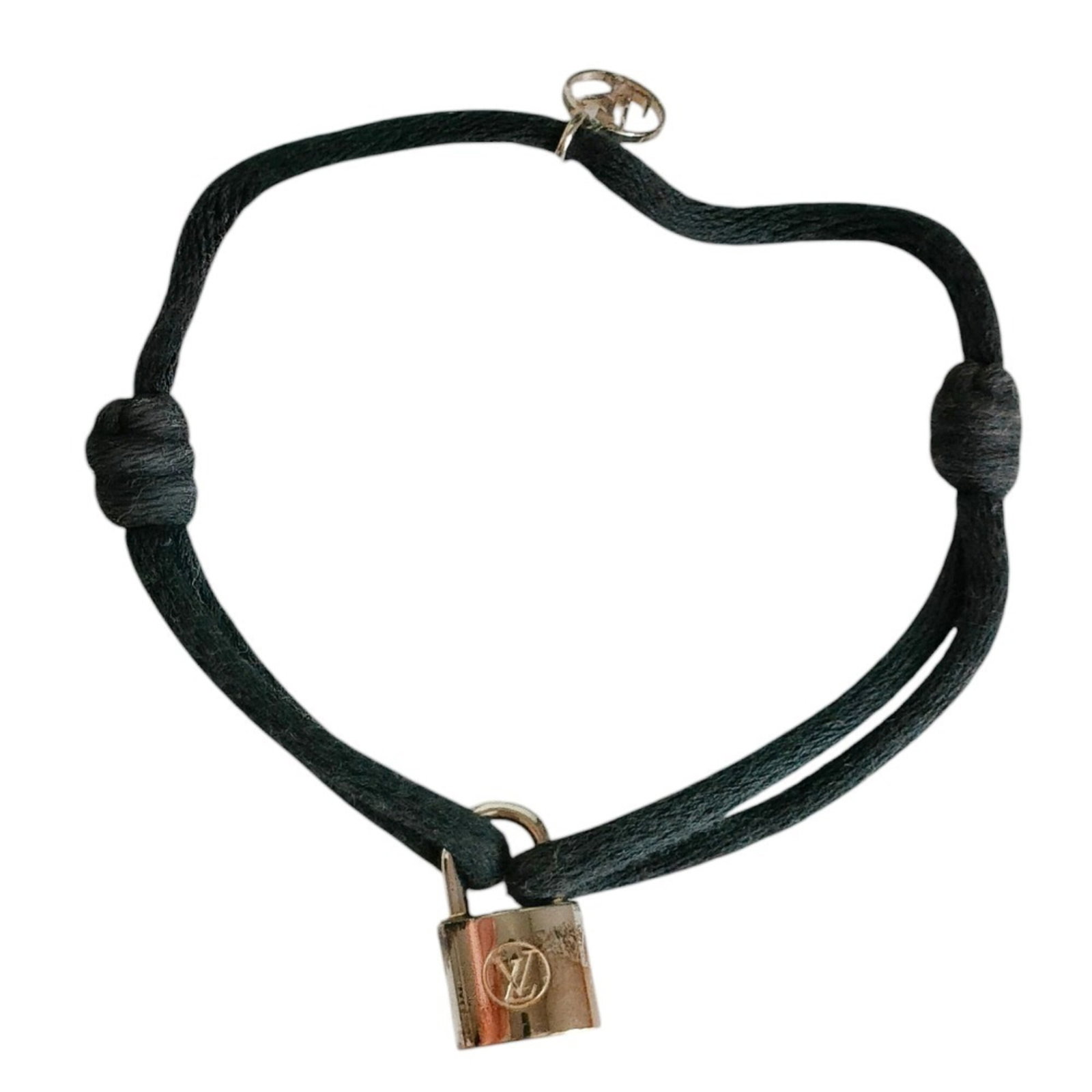 Charm Bracelet Louis Vuitton Silver 925: Charm Bracelet Louis Vuitton Silver 925 Silver 925 Charm Bracelet from Louis Vuitton, featuring a classic design with subtle scratches and minor dirt marks. The bracelet measures 18cm in length, showc
