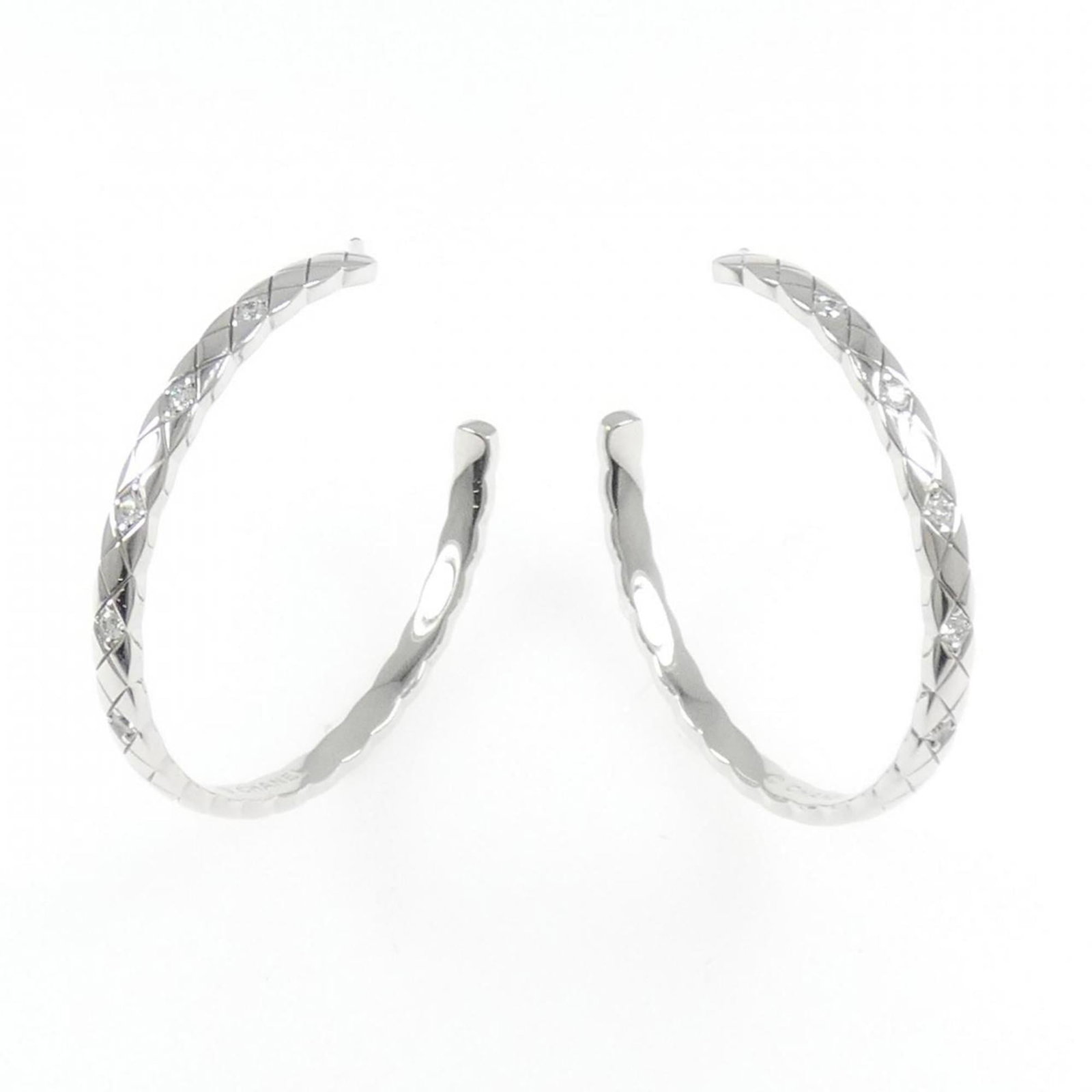 White gold earrings ring Chanel: White gold earrings ring Chanel White gold earrings ring Chanel, featuring a diamond stone and made from 18K white gold, showcase the luxury brand's signature style. With a size of 35.50mm x 3.10mm,