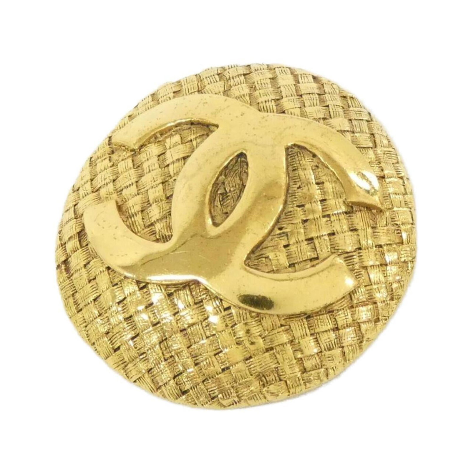 Chanel Brooch: Chanel Brooch Gold Chanel Brooch in excellent condition, with a few minor traces of usage and some subtle scratches. The brooch measures 4.1cm x 3.9cm and bears a signature. A beautiful addition to an