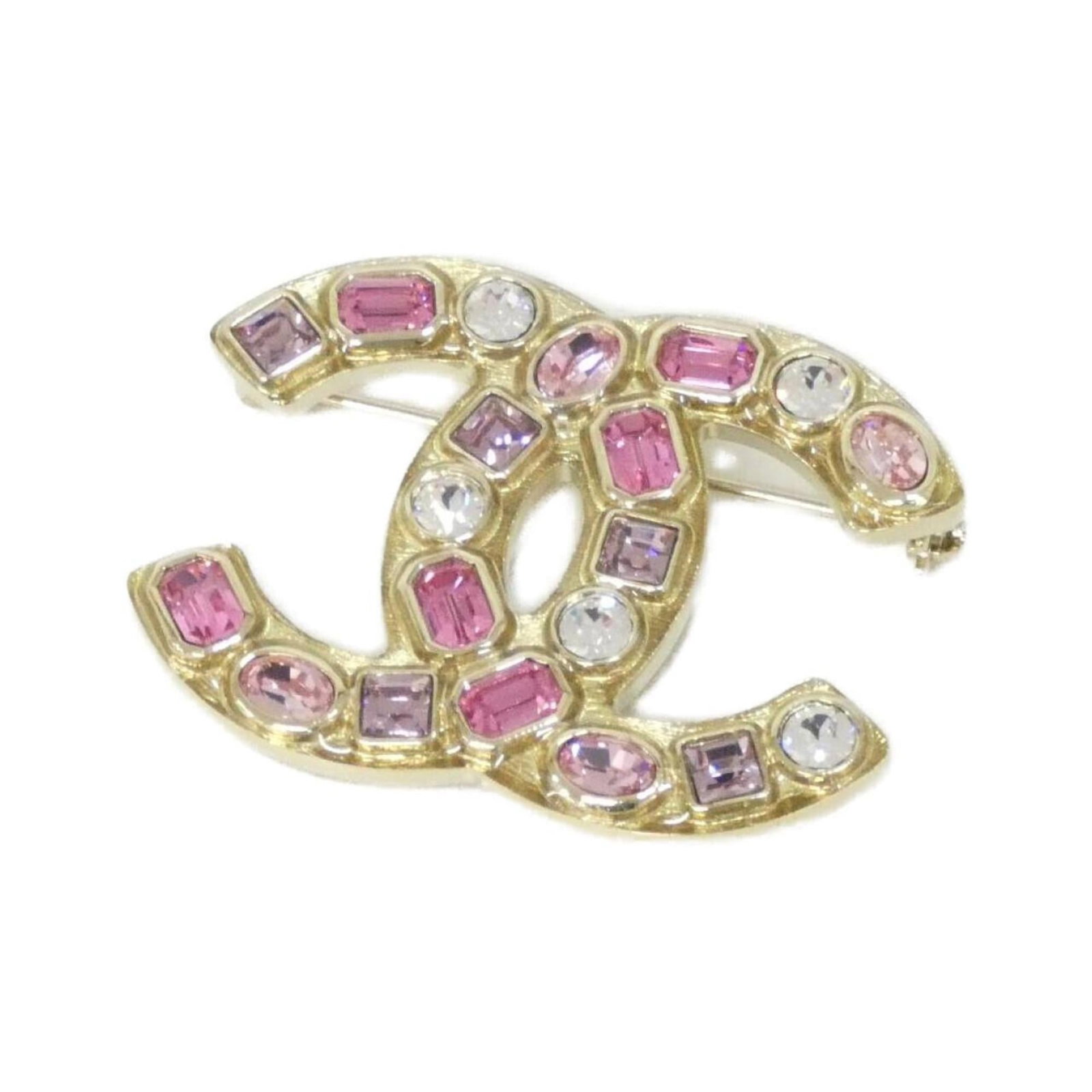 Chanel Brooch: Chanel Brooch Gold and pink Chanel brooch in excellent used condition, bearing a few traces of usage with some minor scratches and dirt. The intricate design showcases the iconic Chanel style, measuri