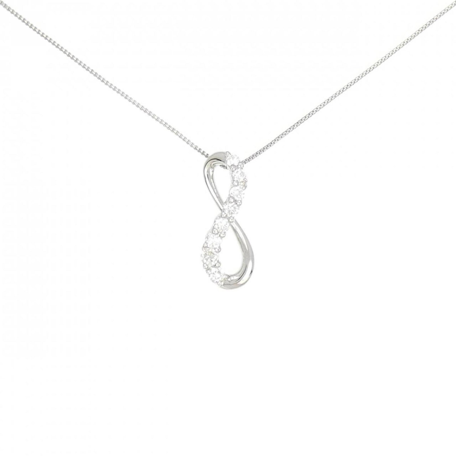 Vendome Diamond Necklace 0.28Ct: Vendome Diamond Necklace 0.28Ct The Vendome Diamond Necklace features a stunning 0.28 carat diamond pendant set in platinum, adding a touch of elegance to any outfit. With its silver tone and slender